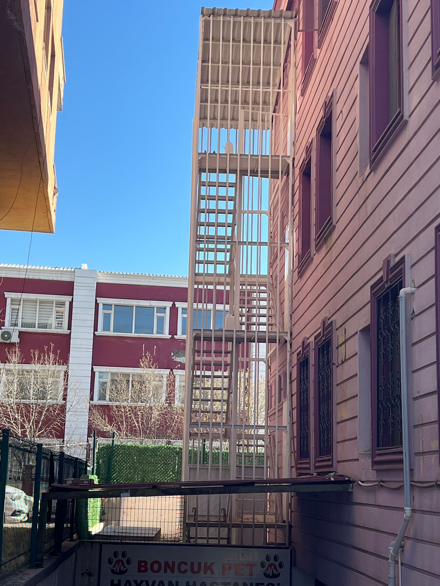 KANTAR KAVŞAĞINDA 4 KATLI 17 ODALIBOŞ İŞYERİ