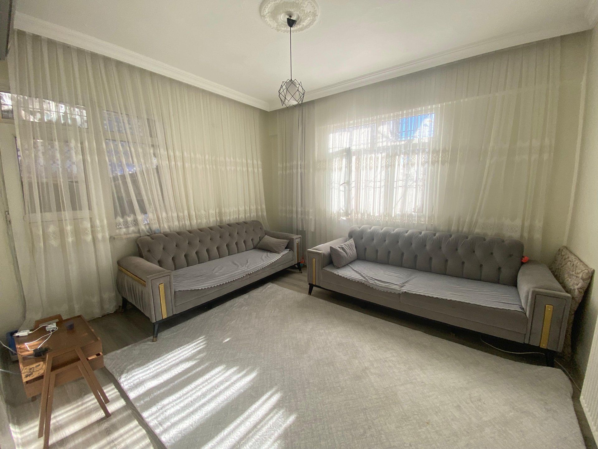 KOŞUYOLU PARKI KARŞISI CADDE ÜZERİ 2+1 BAKIMLI DAİRE