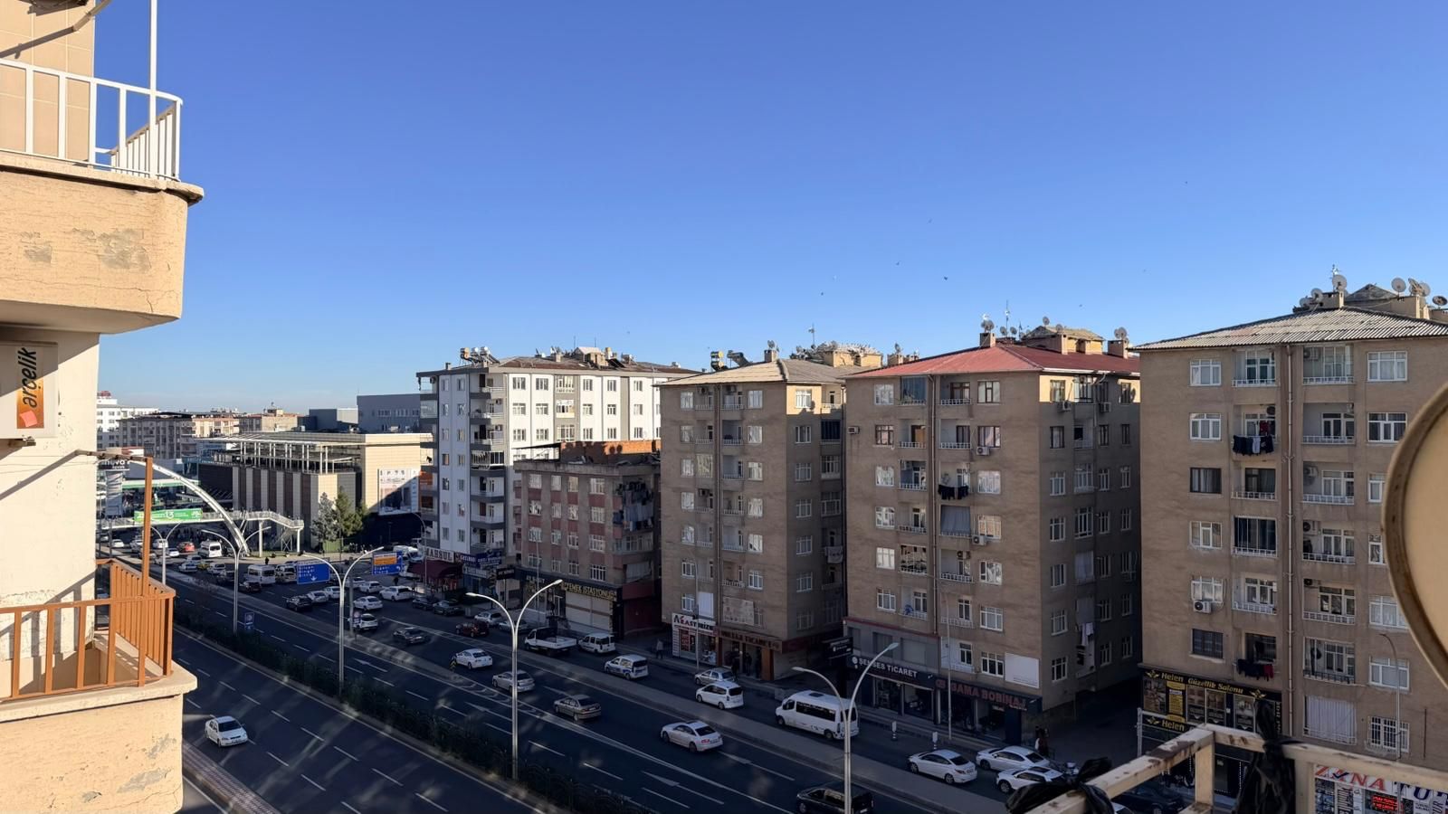 TESİSLERDE ANA CADDE ÜSTÜNDE 3+1 SATILIK DAİRE