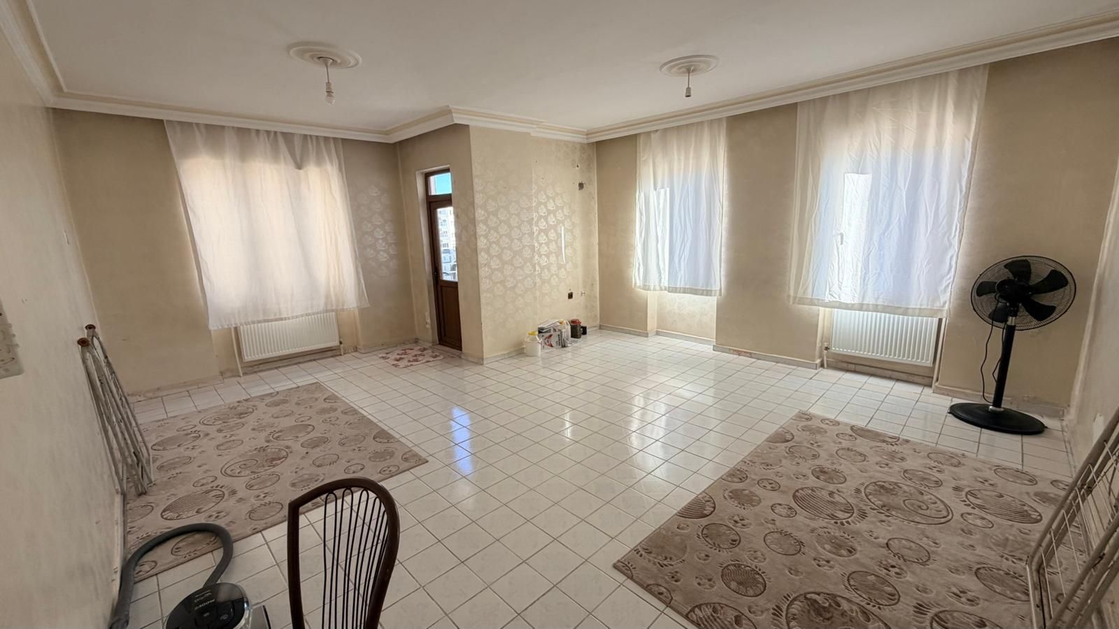 TESİSLERDE ANA CADDE ÜSTÜNDE 3+1 SATILIK DAİRE