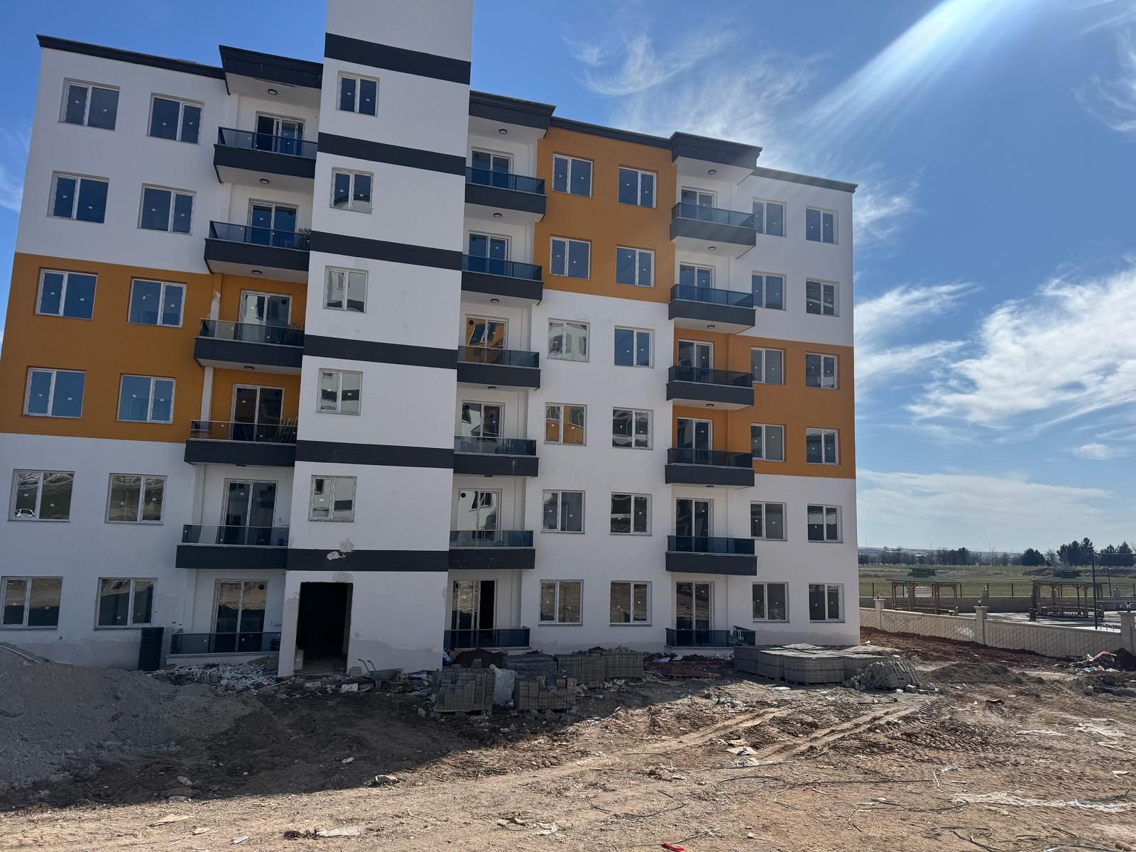 TEKNO KENT ARKASINDA TAKASA AÇIK 2+1 SATILIK DAİRE