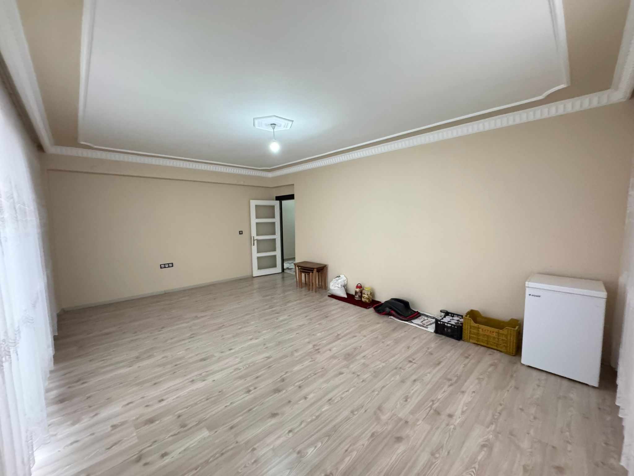 ÜÇKUYULARDA ACİL SATILIK 3+1 DÜŞÜK KATLI DAİRE