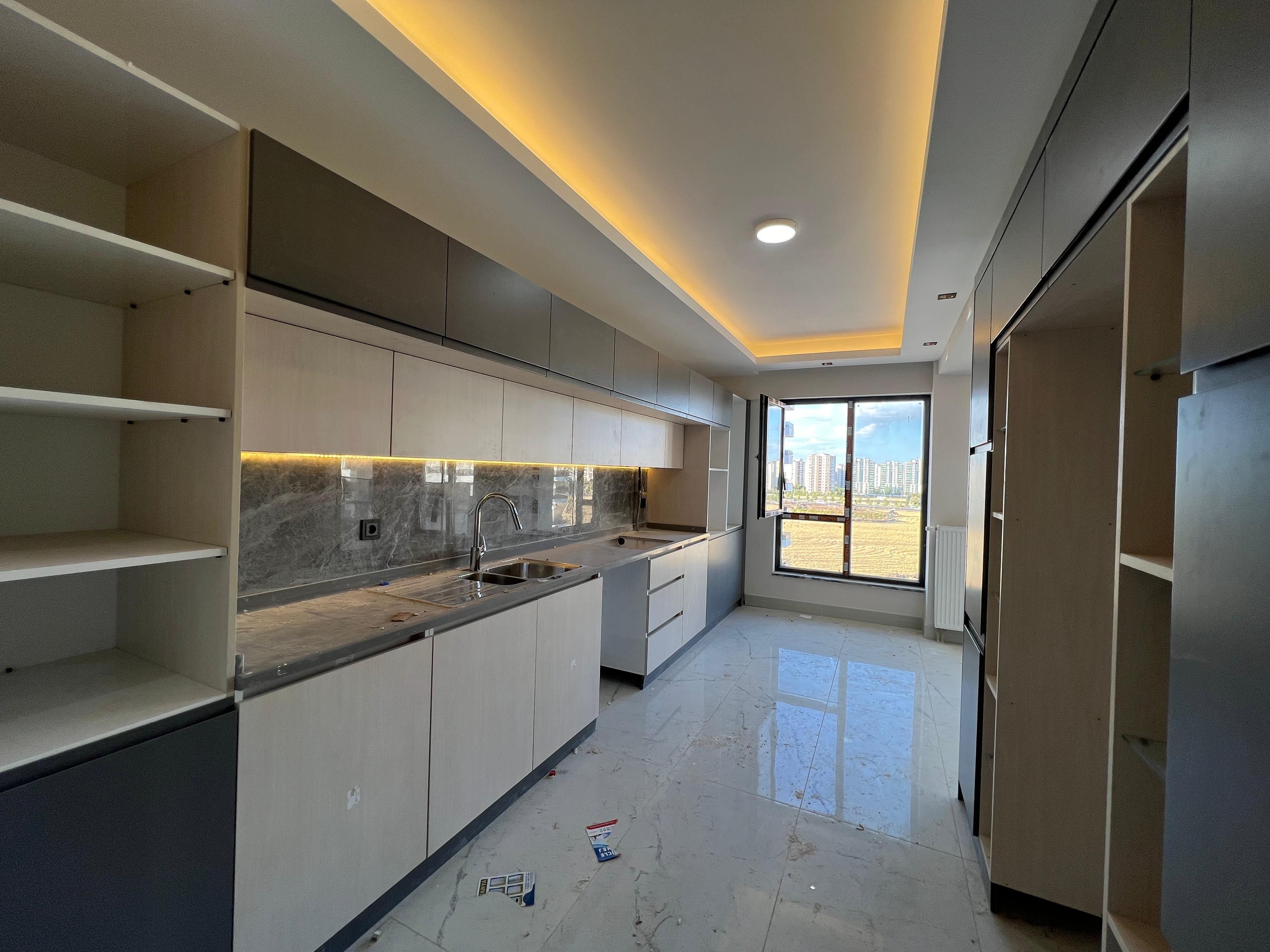 FOUR'S PLAZA ARKASI'NDA SATILIK 3+1 DAİRE