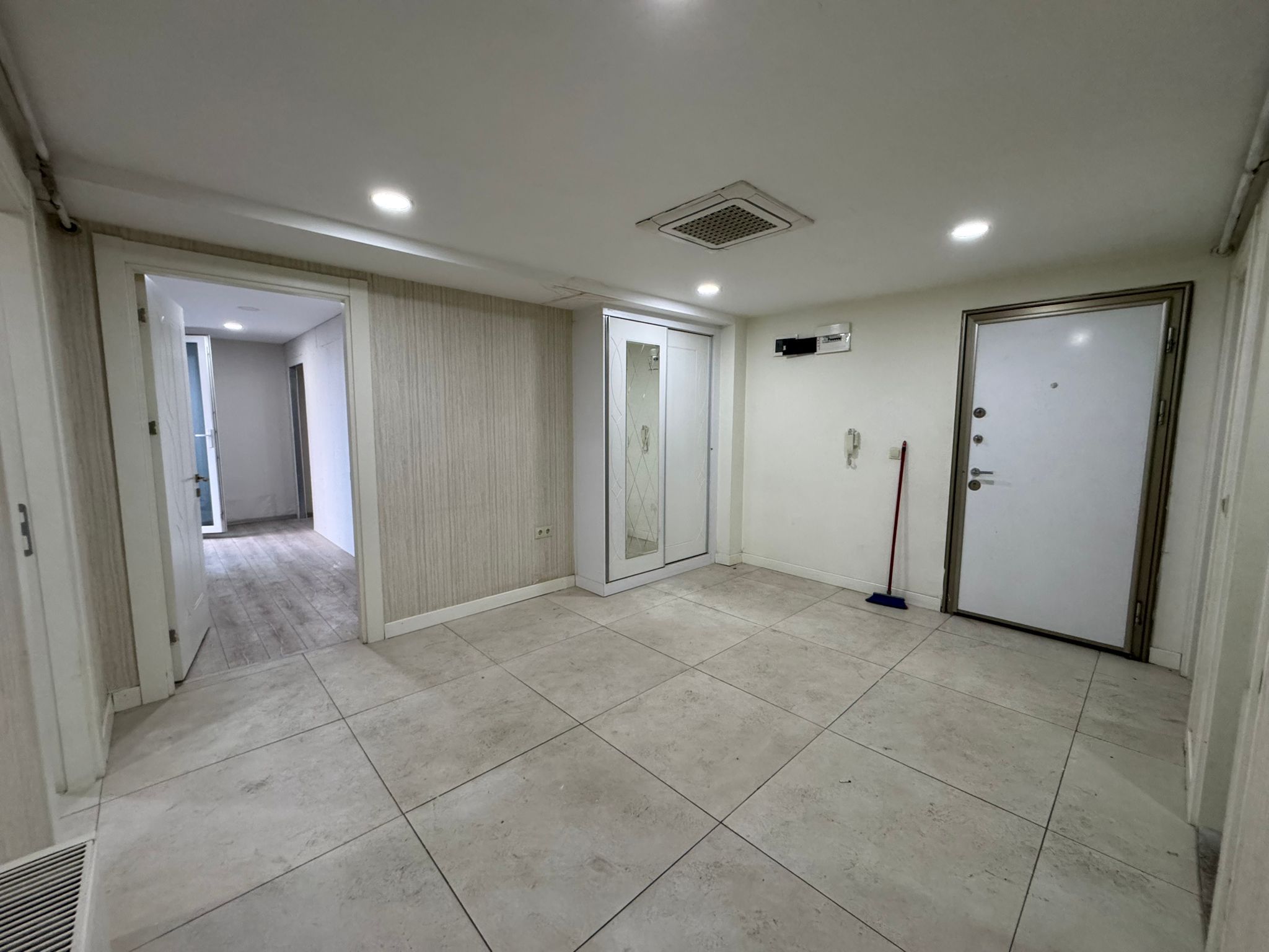 CEYLAN AWM KAVŞAĞINDA ŞEHRİN GÖBEĞİNDE FIRSAT ACİL SATILIK BÜRO !!!!