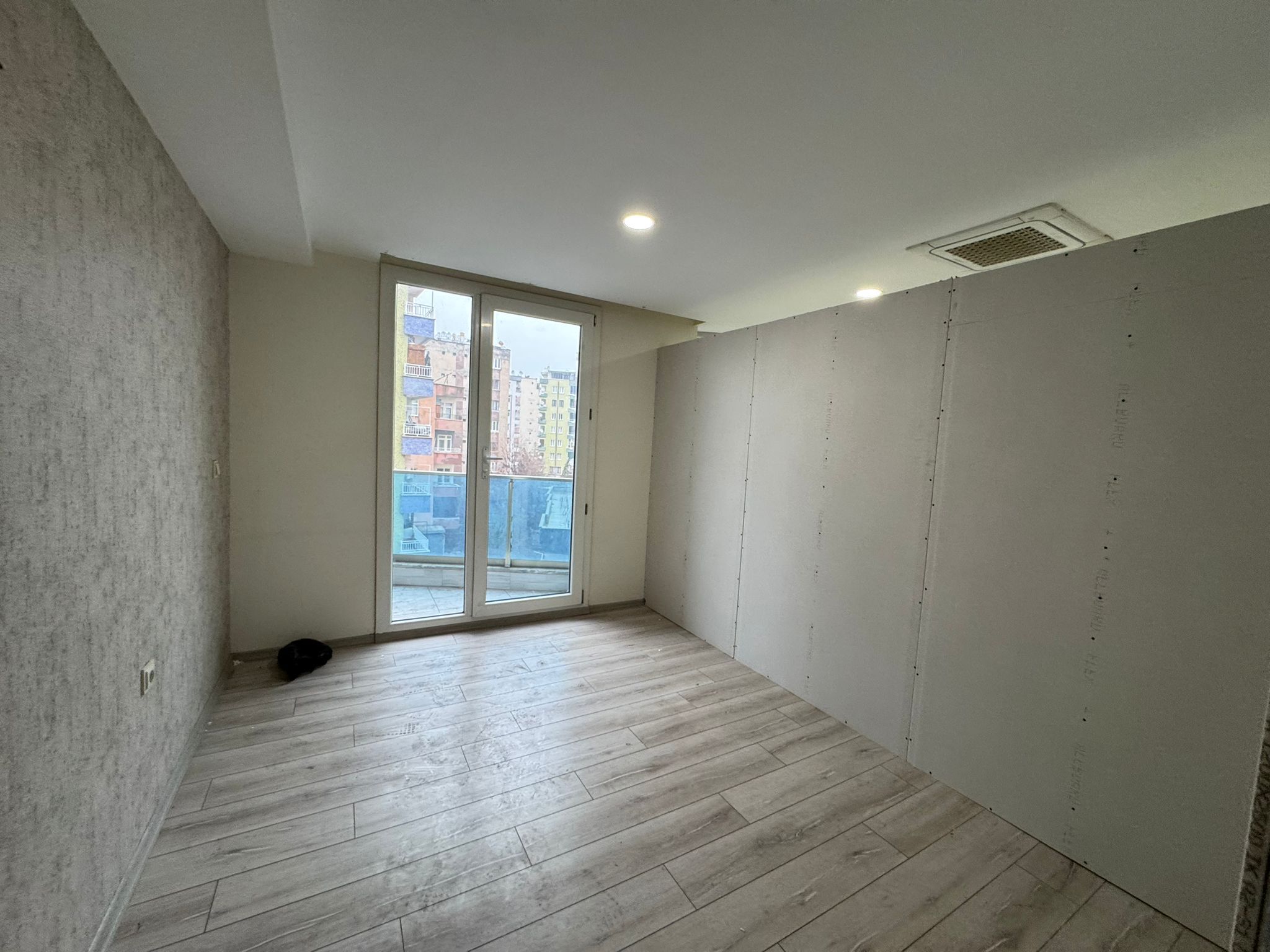 CEYLAN AWM KAVŞAĞINDA ŞEHRİN GÖBEĞİNDE FIRSAT ACİL SATILIK BÜRO !!!!
