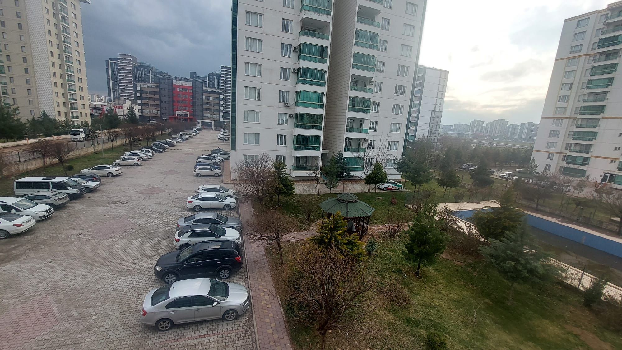 FABRİKA MAHALLESİNİN EN GÜZEL HAVUZLU 3.5+1 DAİRESİ SATIŞTA