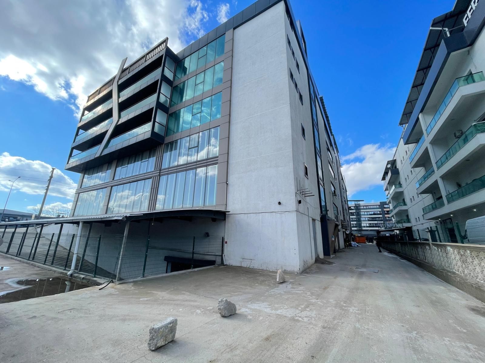Kantar kavşağı Merkezi Konumda, Lüx Plaza Katı 250 m Satılık Premium İşyeri