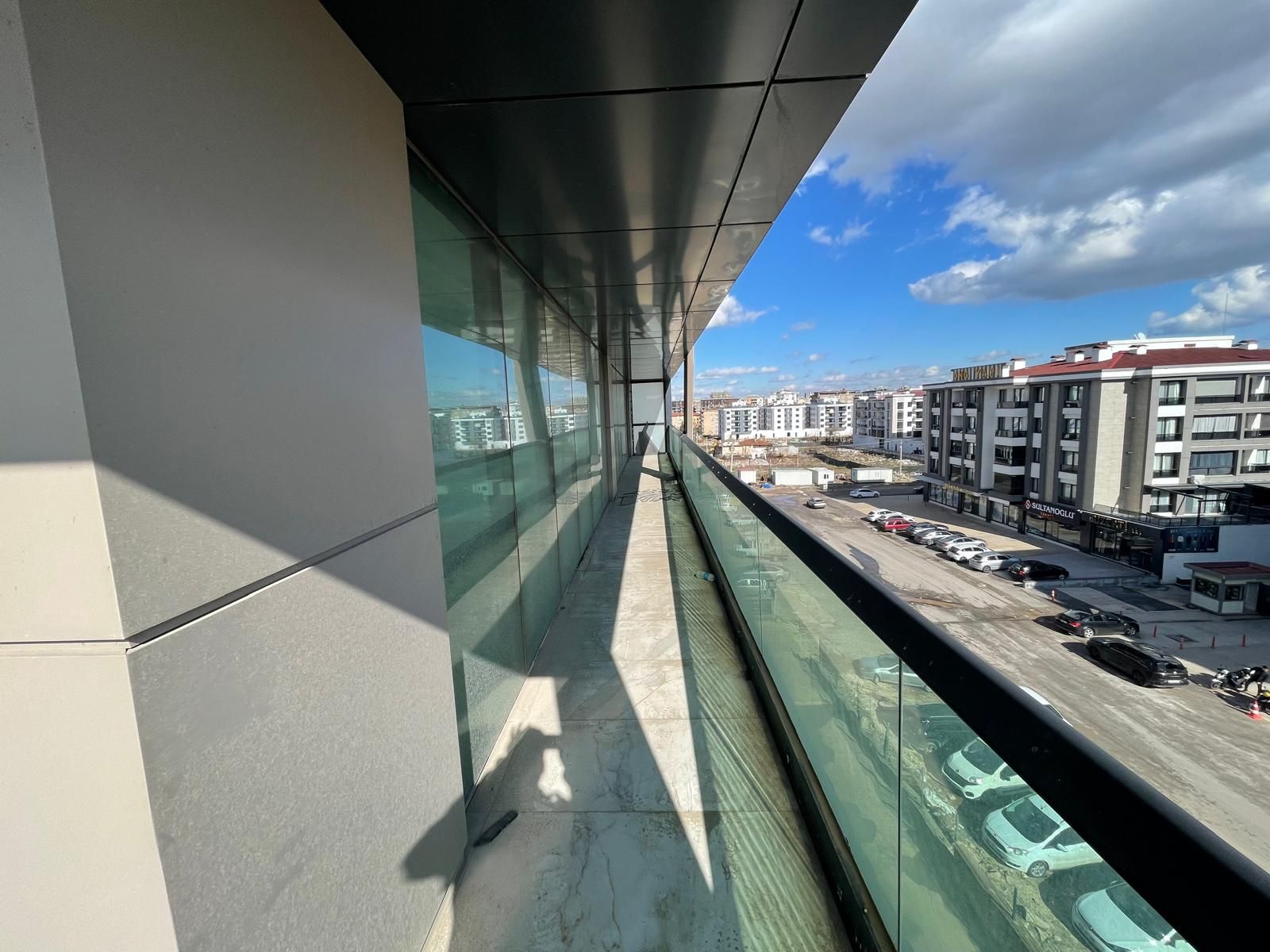 Kantar kavşağı Merkezi Konumda, Lüx Plaza Katı 250 m Satılık Premium İşyeri