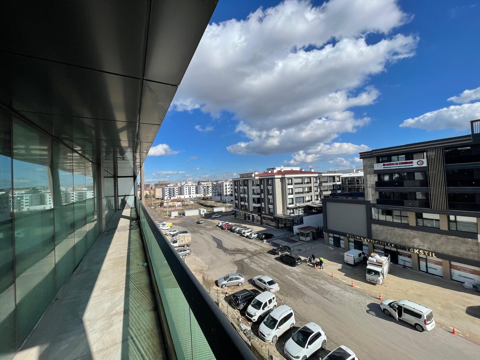 Kantar kavşağı Merkezi Konumda, Lüx Plaza Katı 250 m Satılık Premium İşyeri