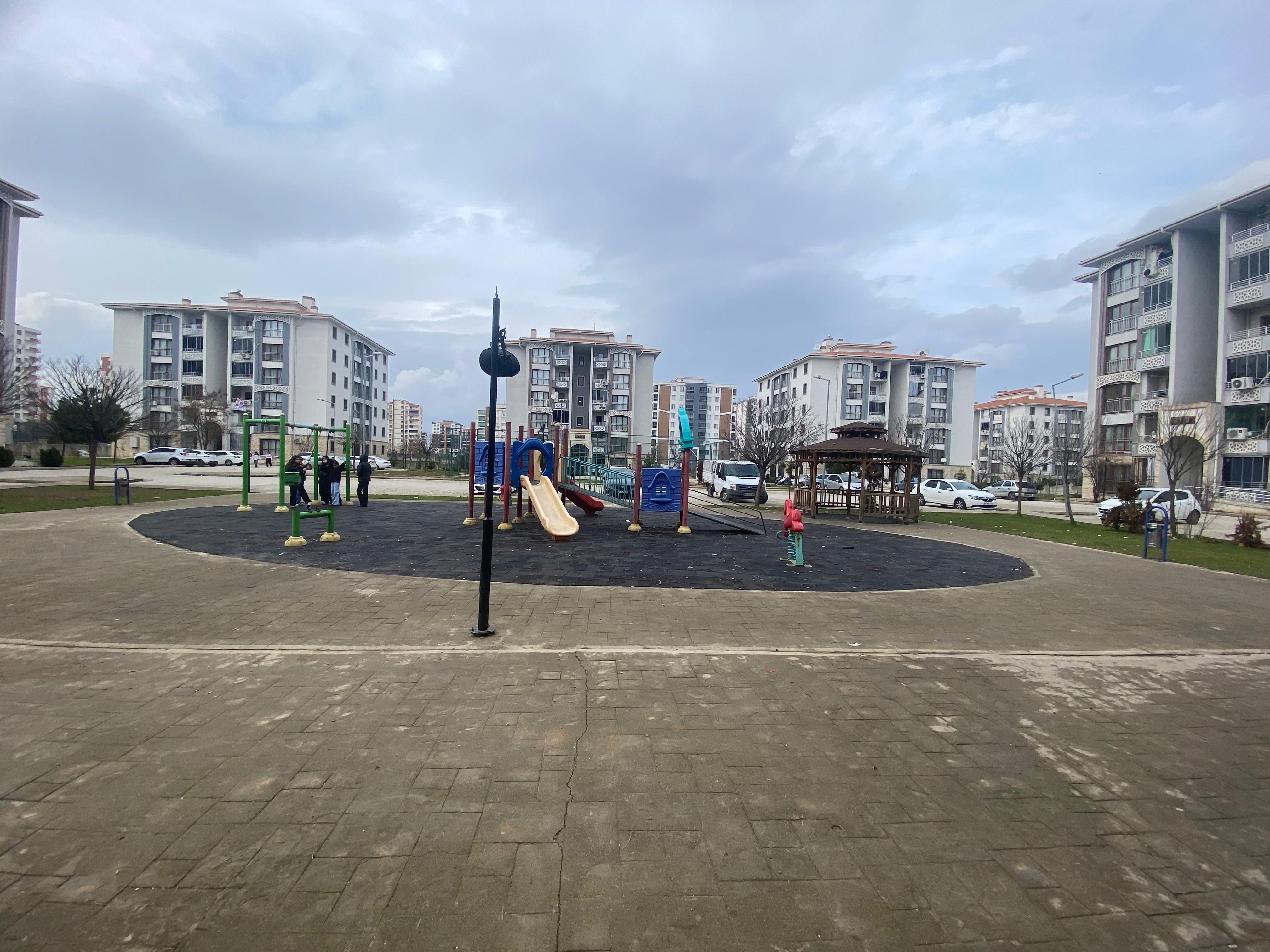 ÜÇKUYULARDA ARA KAT SATILIK 2+1 DAİRE