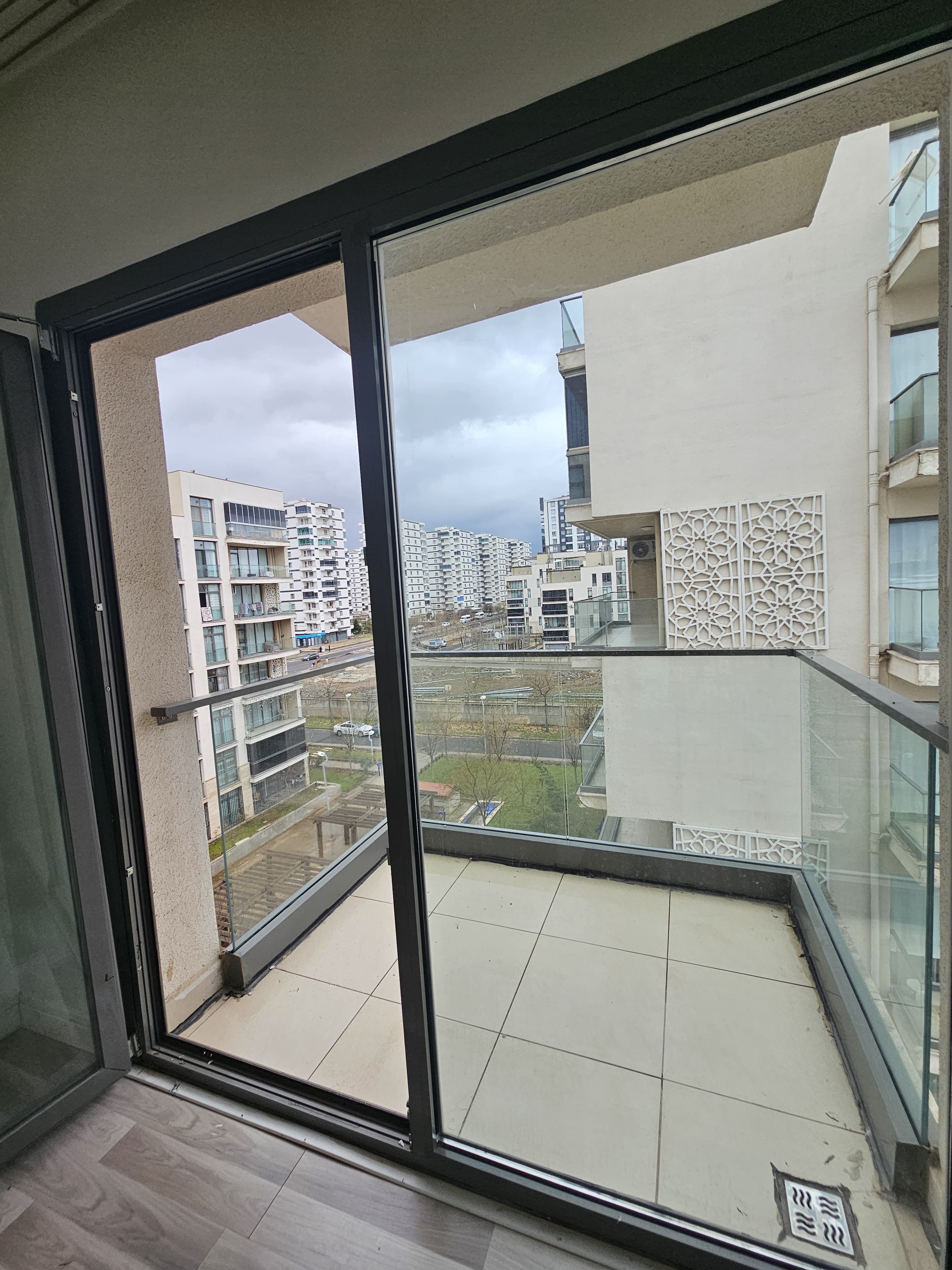 WİNSTOWN AVM ARKASI MALİYE KONUTLARINDA 3+1 SATILIK BOŞ DAİRE