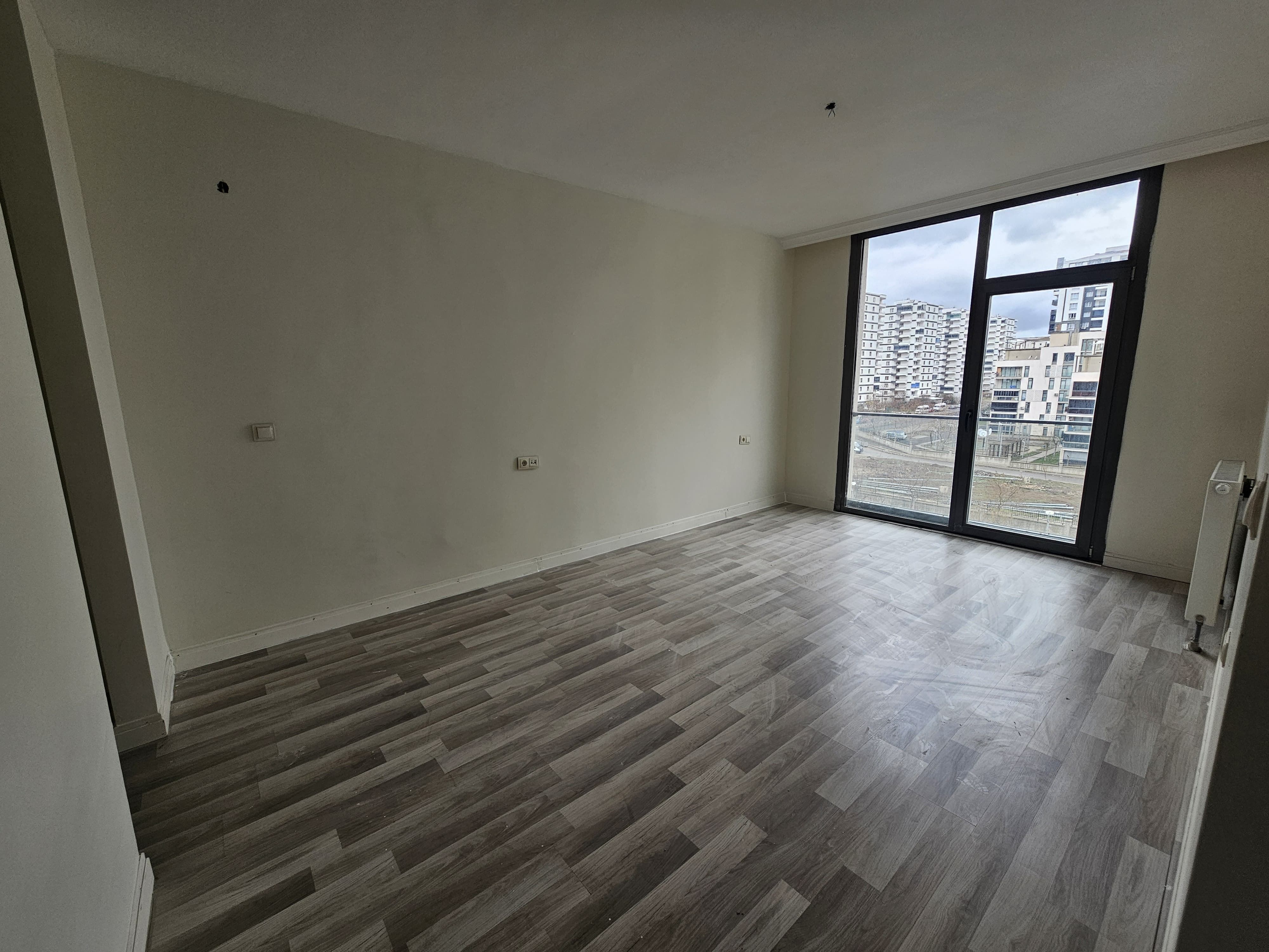 WİNSTOWN AVM ARKASI MALİYE KONUTLARINDA 3+1 SATILIK BOŞ DAİRE