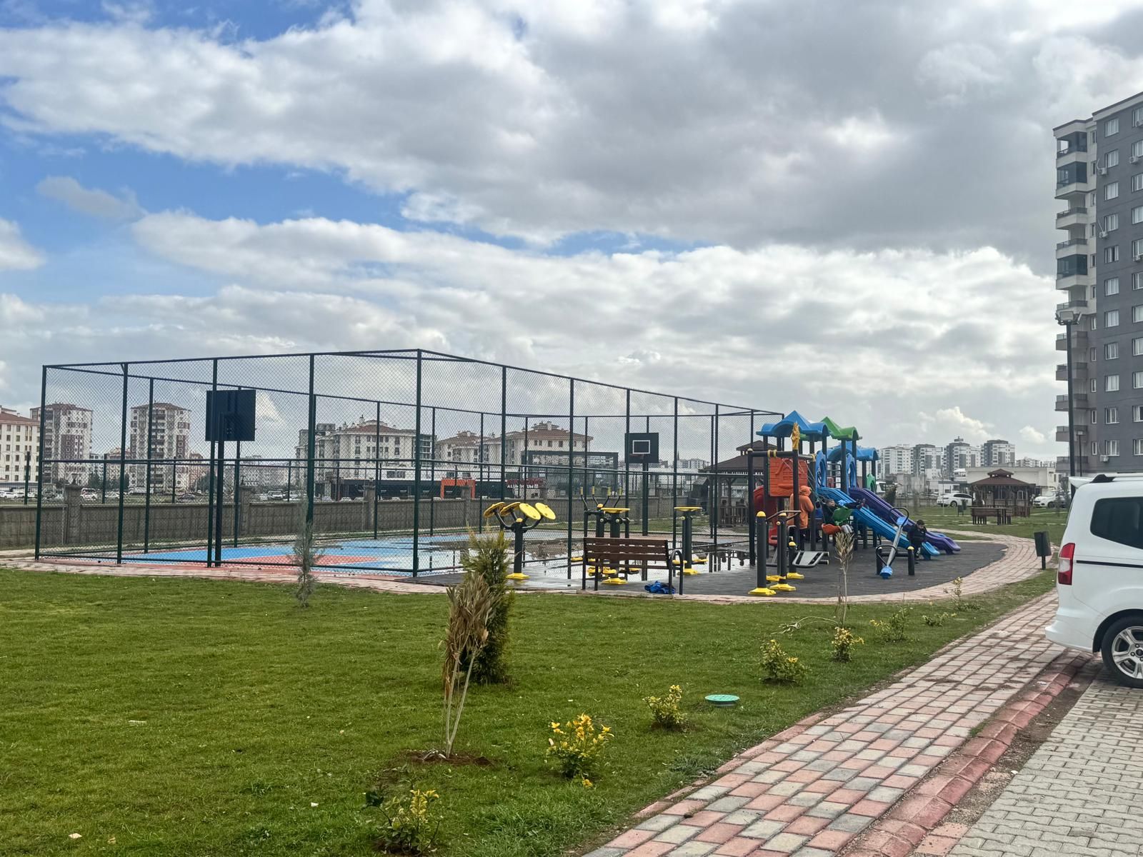 ÜÇKUYULAR ARAŞTIRMA HASTANESİ KARŞISINDA SİTE İÇİ 2.5+1 ACİL SATILIK DAİRE