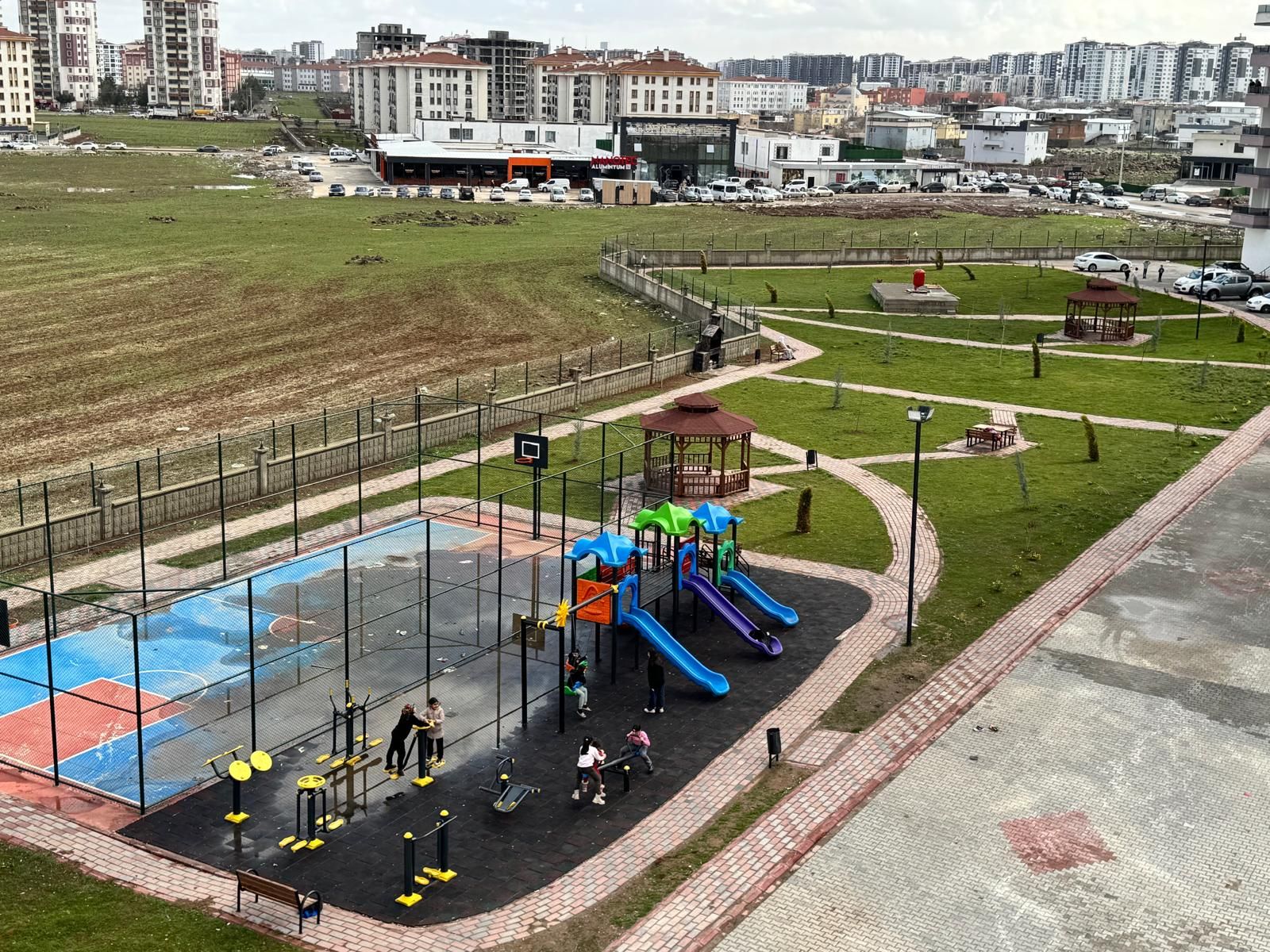 ÜÇKUYULAR ARAŞTIRMA HASTANESİ KARŞISINDA SİTE İÇİ 2.5+1 ACİL SATILIK DAİRE