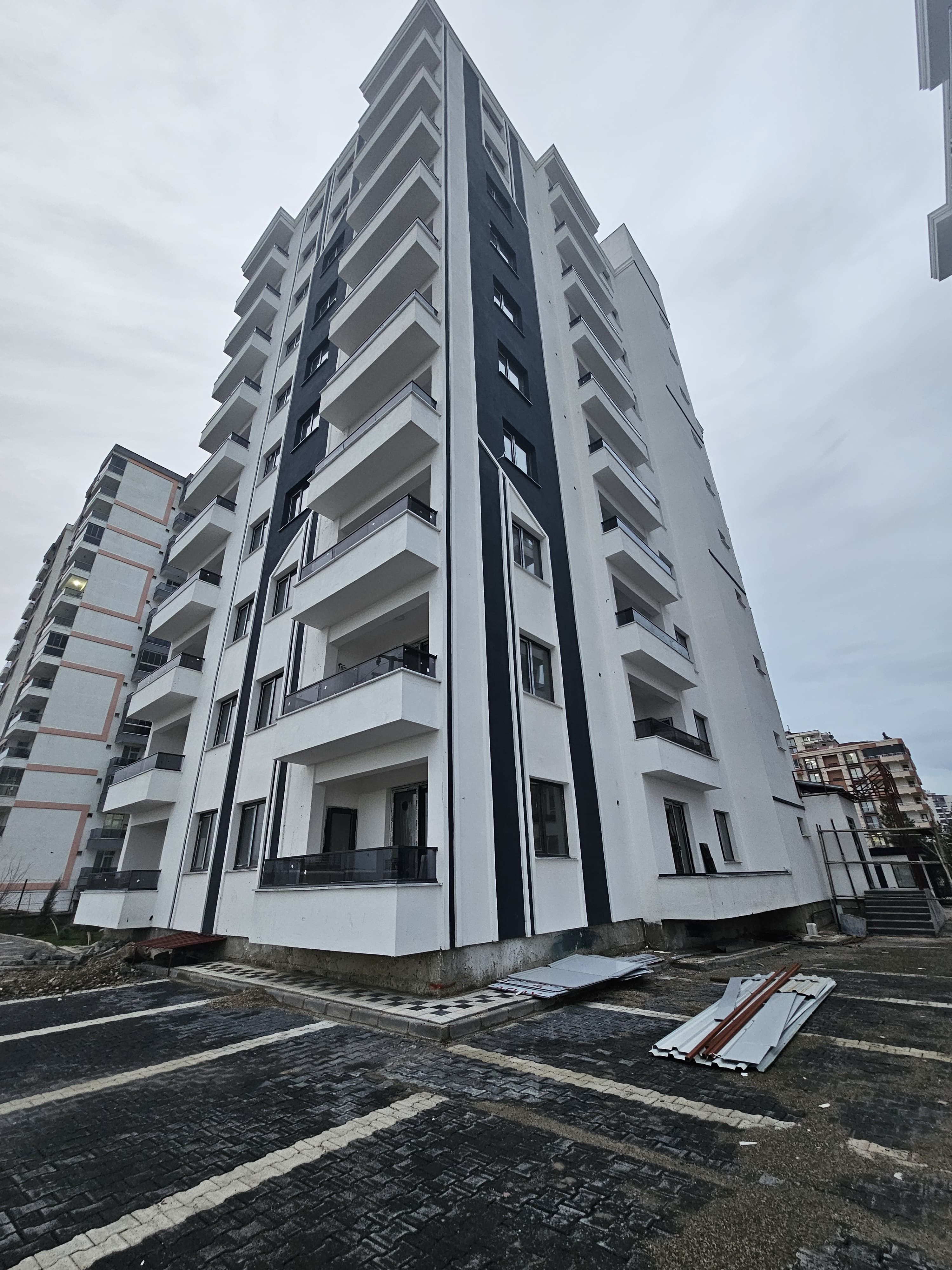 UÇKUYULARDA SATILIK FIRSAT 1+1 ARA KAT DAİRE