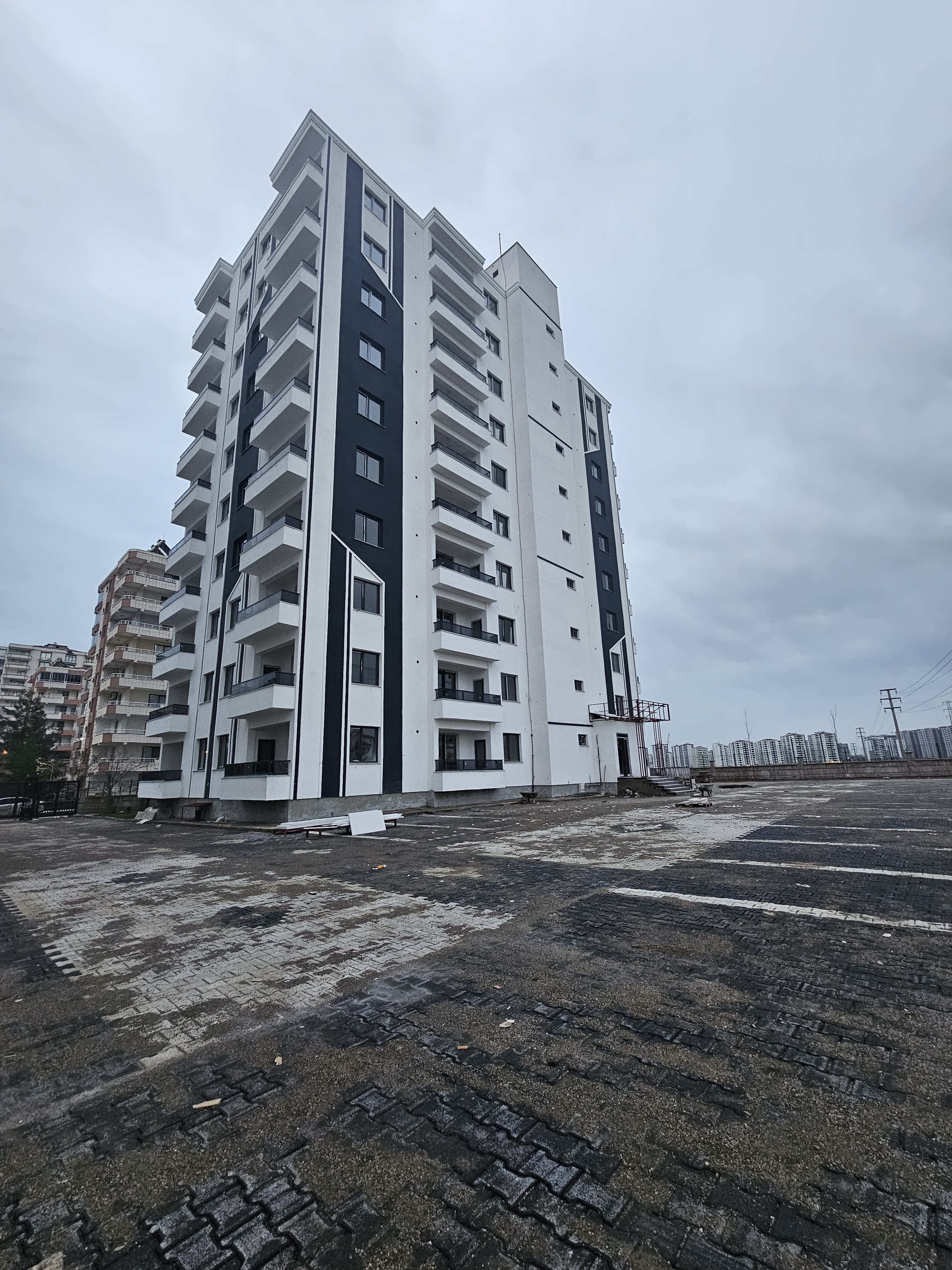 UÇKUYULARDA SATILIK FIRSAT 1+1 ARA KAT DAİRE