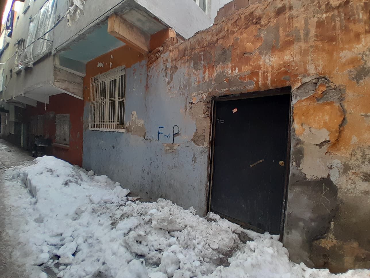 BAĞLARDA NURİYE ÇELEBİ ESER İLKOKULU YANI SATILIK 2+1 DAİRE