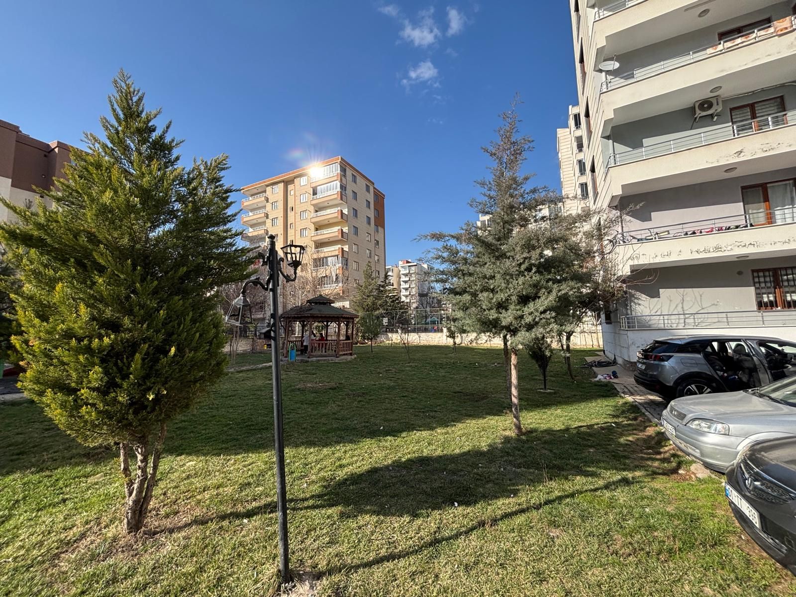 BAĞCILAR GÖKKUŞAĞI DÜĞÜN SALONU KARŞISI SATILIK 3+1 DAİRE