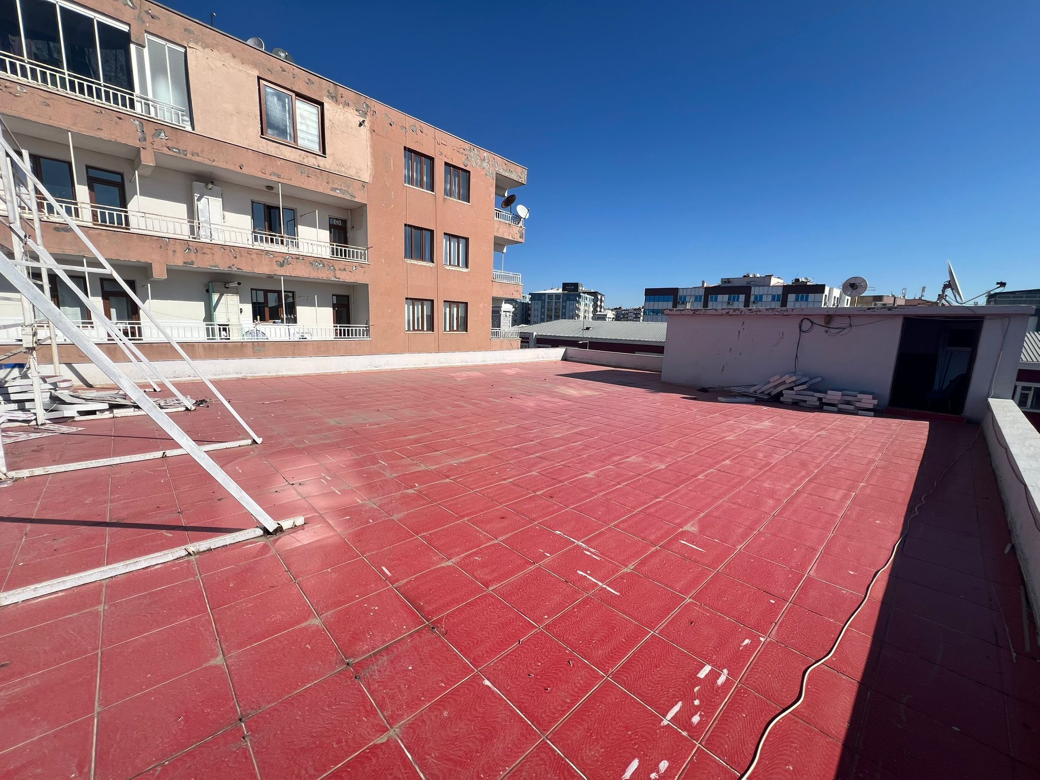 KANTAR KAVŞAĞINDA 4 KATLI 17 ODALIBOŞ İŞYERİ