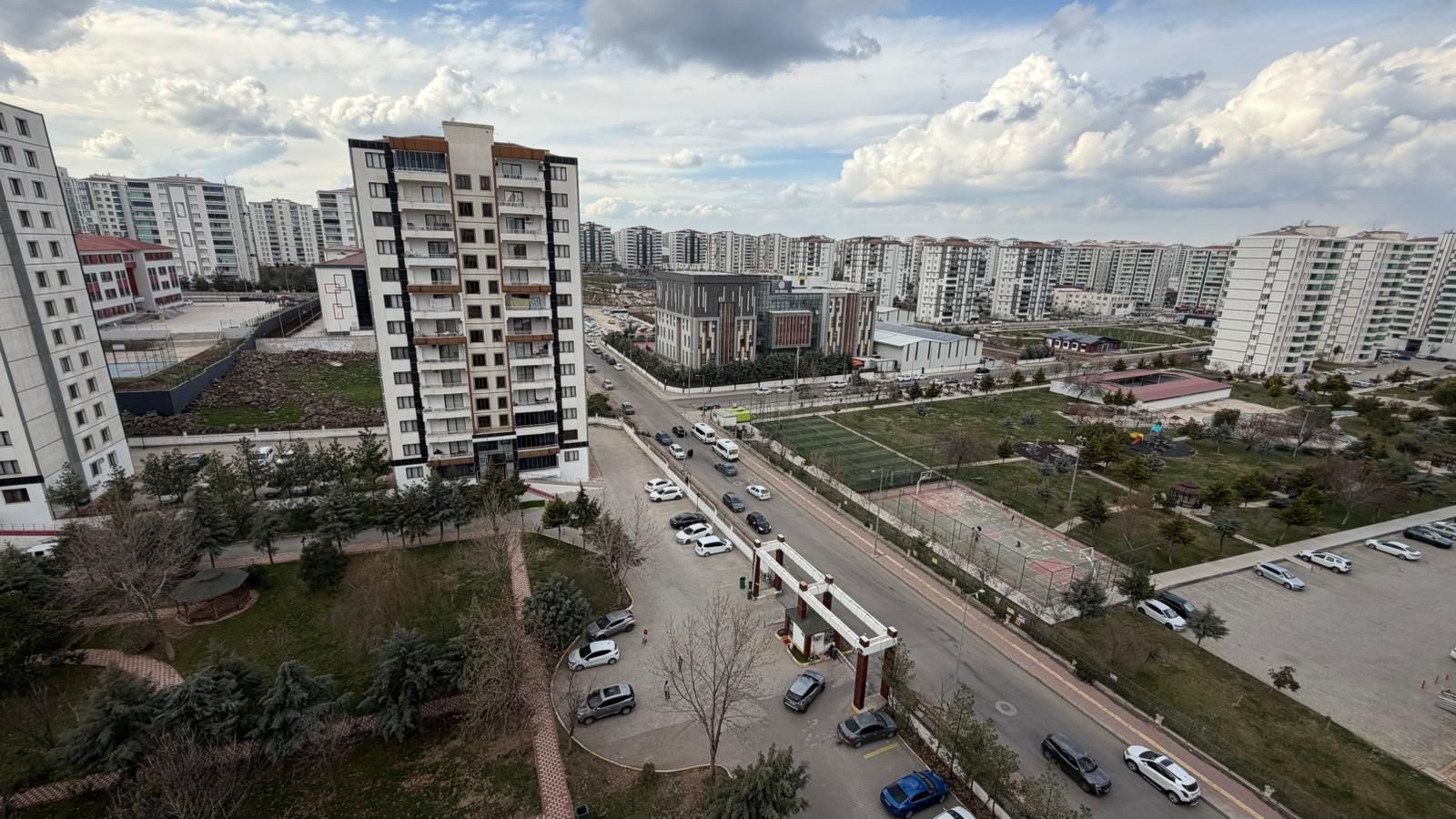 TEMA PARK CIVARINDA 4+1 SATILIK HAVUZLU LÜX DAİRE
