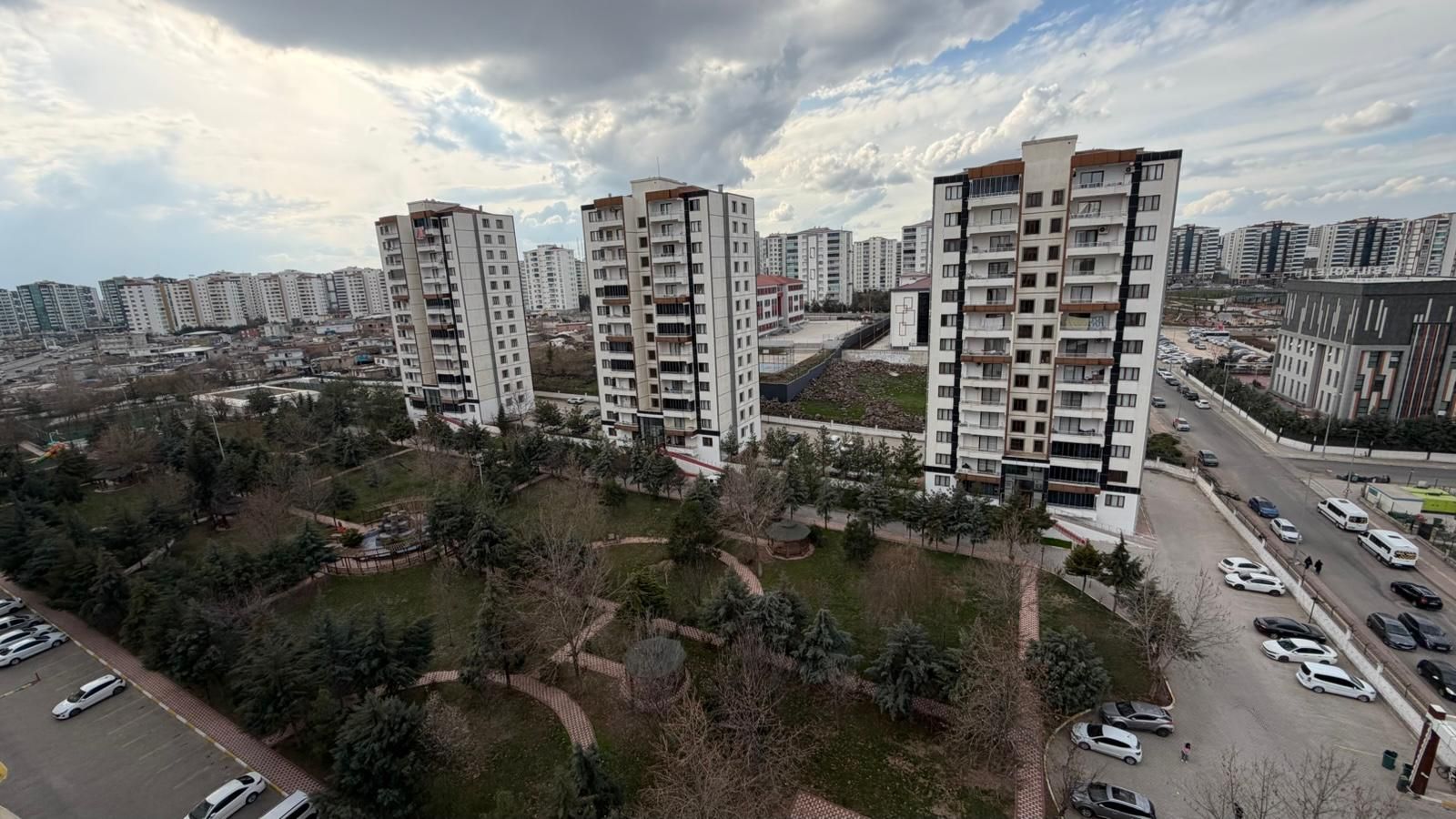TEMA PARK CIVARINDA 4+1 SATILIK HAVUZLU LÜX DAİRE