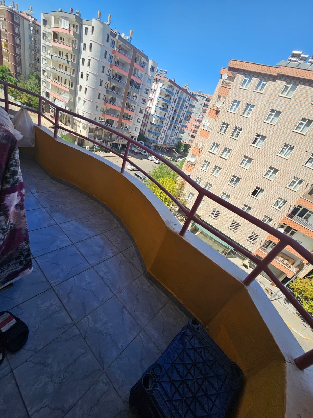 DİCLEKENTİN CAMİİ CİVARI ACİL SATILIK FIRSAT ARA KAT DAİRE