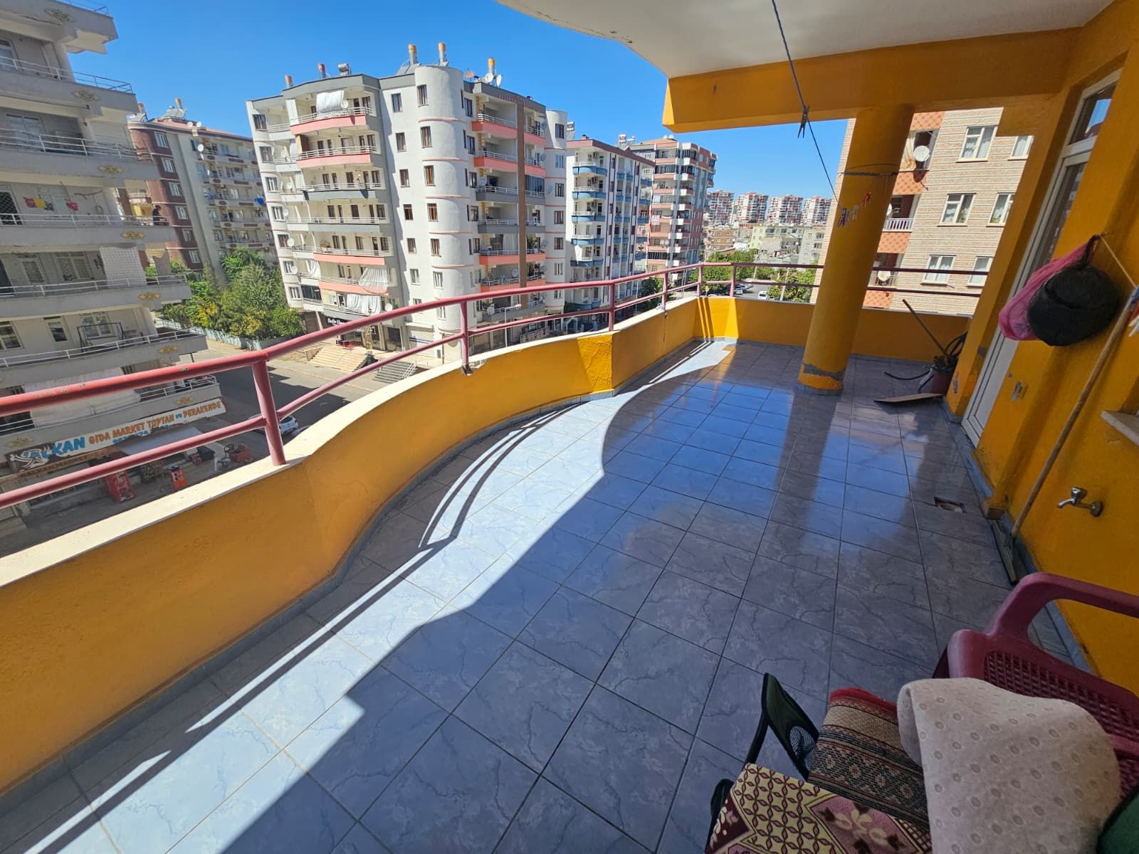 DİCLEKENTİN CAMİİ CİVARI ACİL SATILIK FIRSAT ARA KAT DAİRE