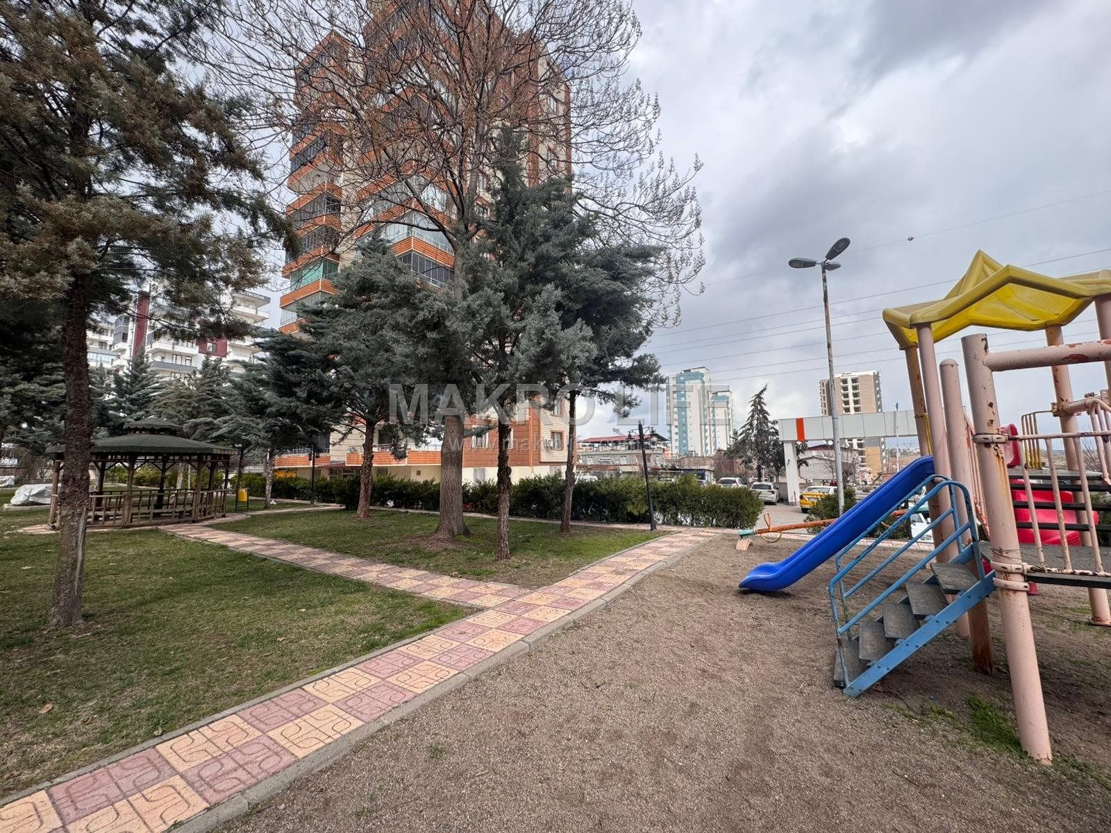 SEYRANTEEP TOPLU KONUTTA SATILIK 4+1 DAİRE