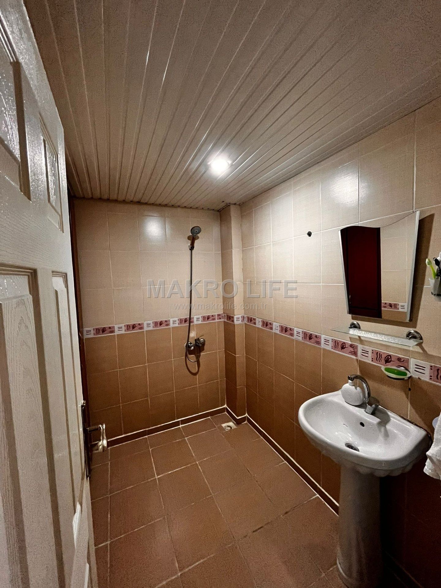HUZUR EVLERİNDE 2+1 KAT MÜTKİYETLİ HASARSIZ ARA KAT SATILIK DAİRE