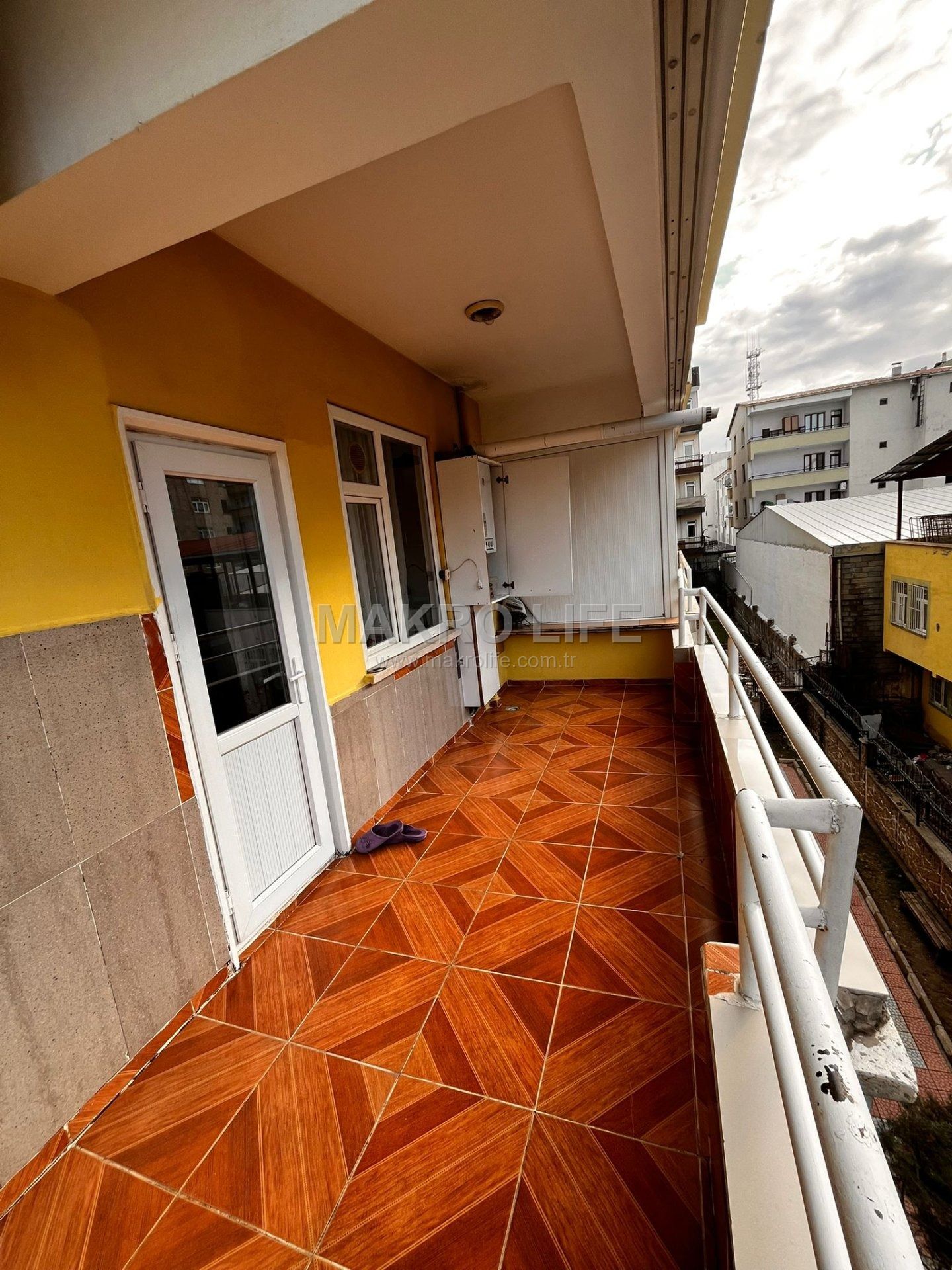 HUZUR EVLERİNDE 2+1 KAT MÜTKİYETLİ HASARSIZ ARA KAT SATILIK DAİRE