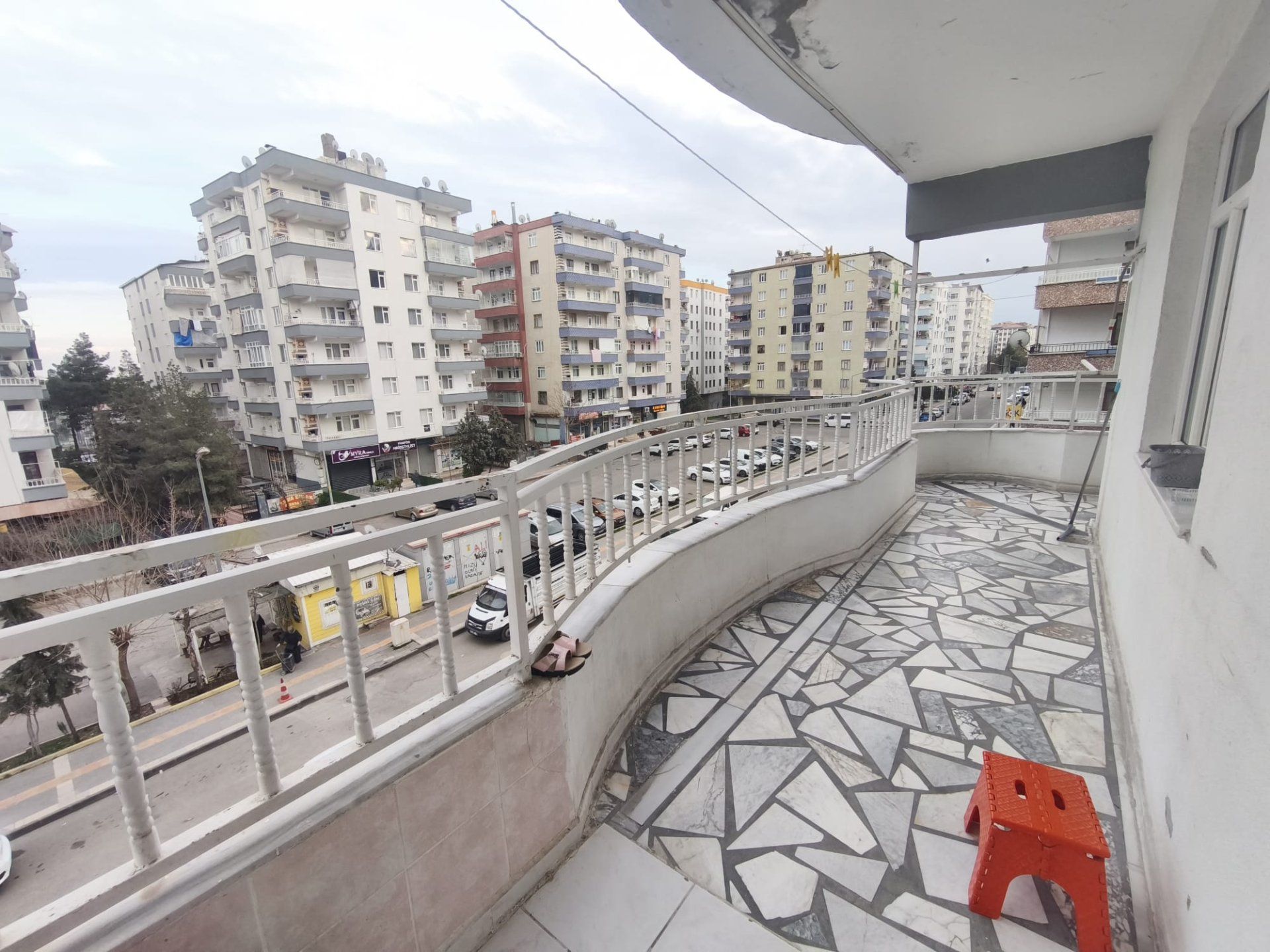 KAYAPINAR SPOR KOMPLEKSİ YANI 3+1 FUL YAPILI ARA KAT DAİRE