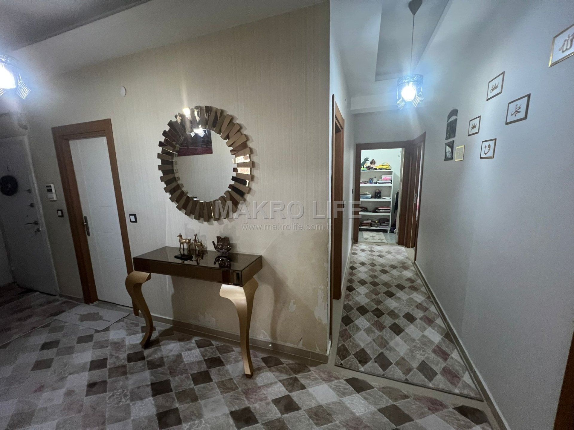 BAĞCILAR'DA BÜYÜK METRAJLI 2+1 SATILIK DAİRE