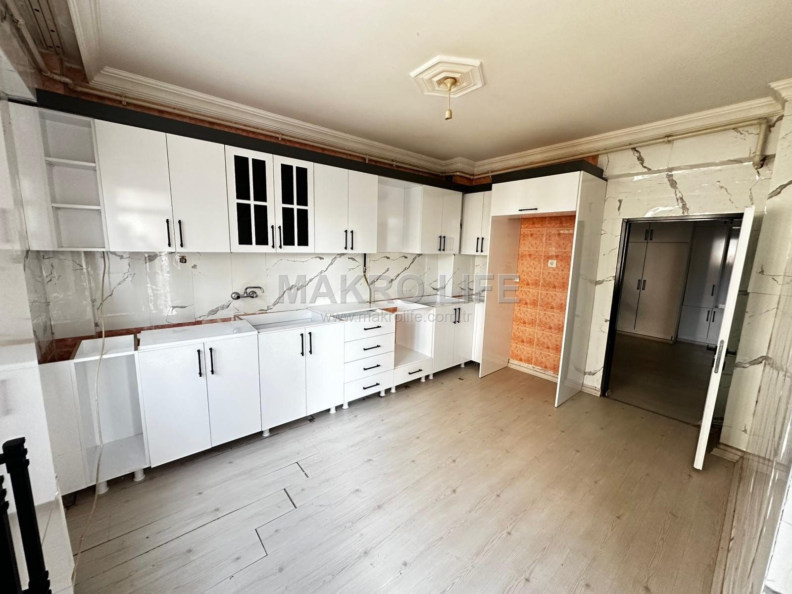 YENIYOL EVLENDIRME DAİRESİ CİVARI SATILIK 3+1 BOŞ BAKIMLI DAİRE