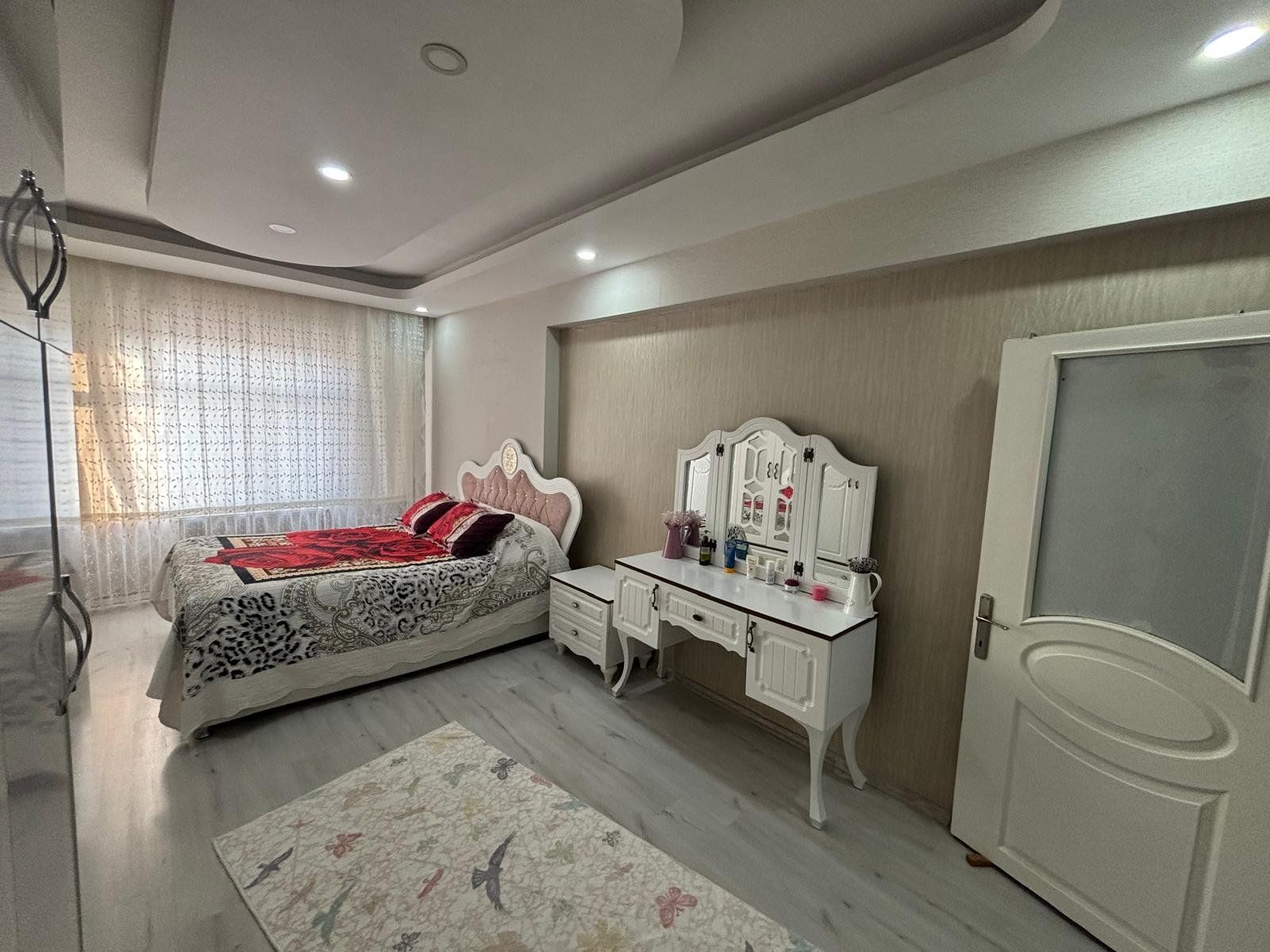 TESİSLERDE CADDE ÜZERİ FULL YAPILI 3+1 SATILIK DAİRE