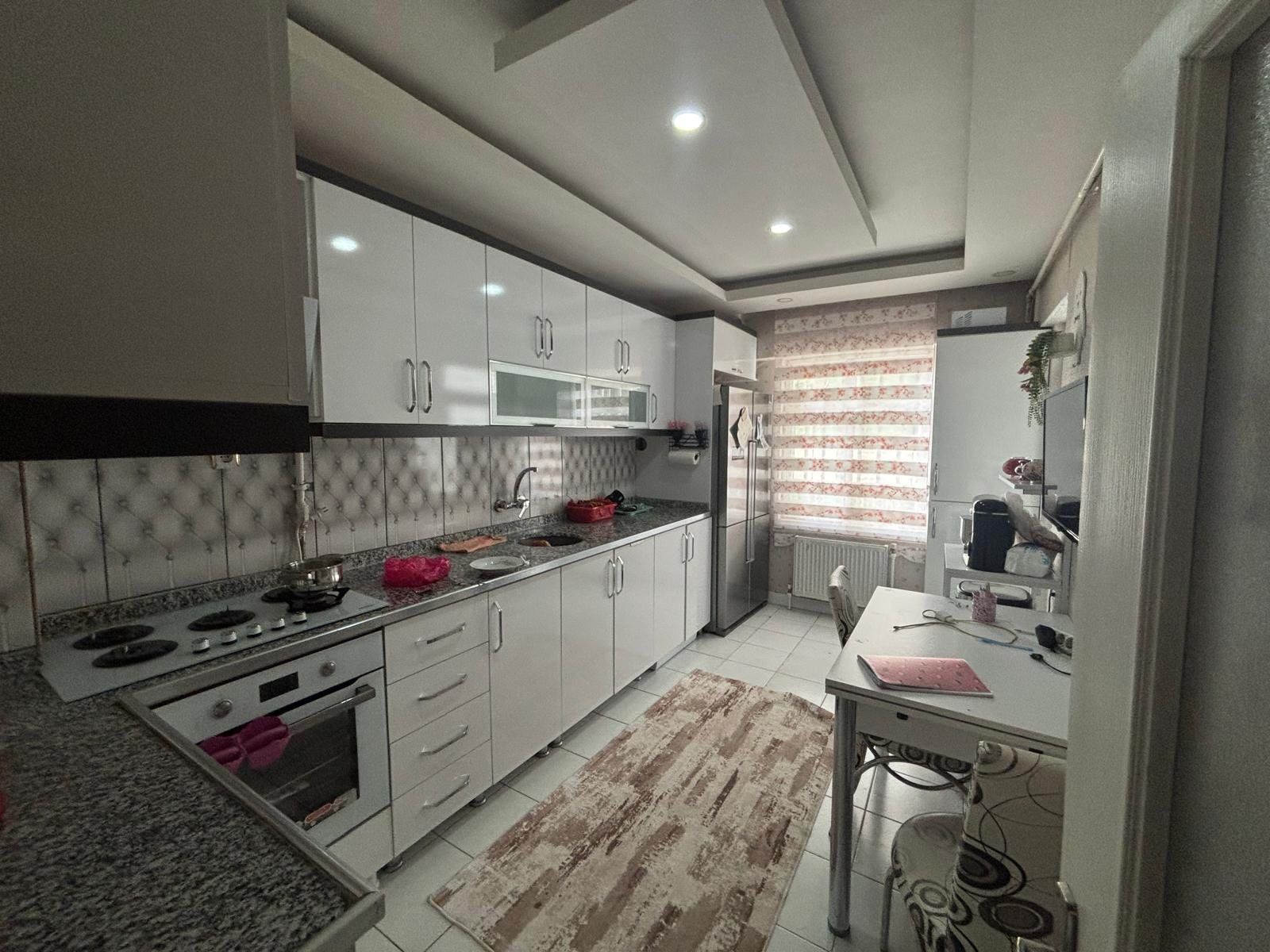 TESİSLERDE CADDE ÜZERİ FULL YAPILI 3+1 SATILIK DAİRE