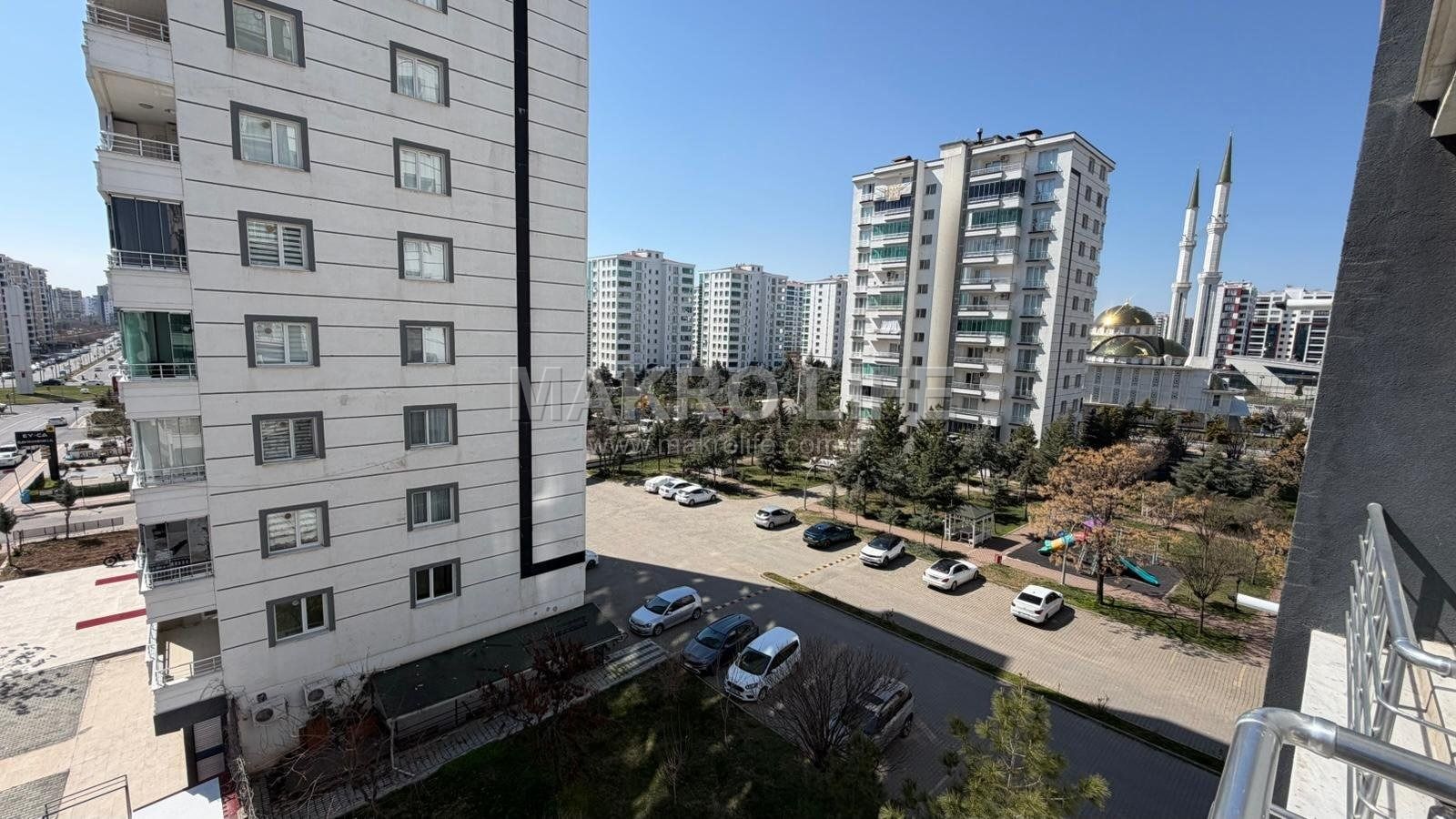STADYUM YOLUNDA 4,5+1 LÜKS SATILIK DAİRE