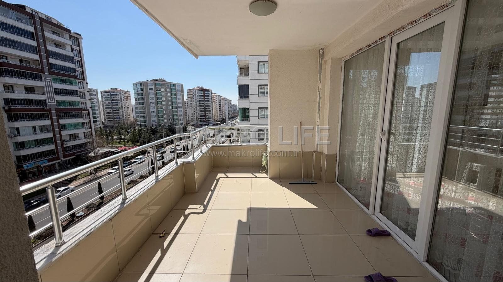 STADYUM YOLUNDA 4,5+1 LÜKS SATILIK DAİRE