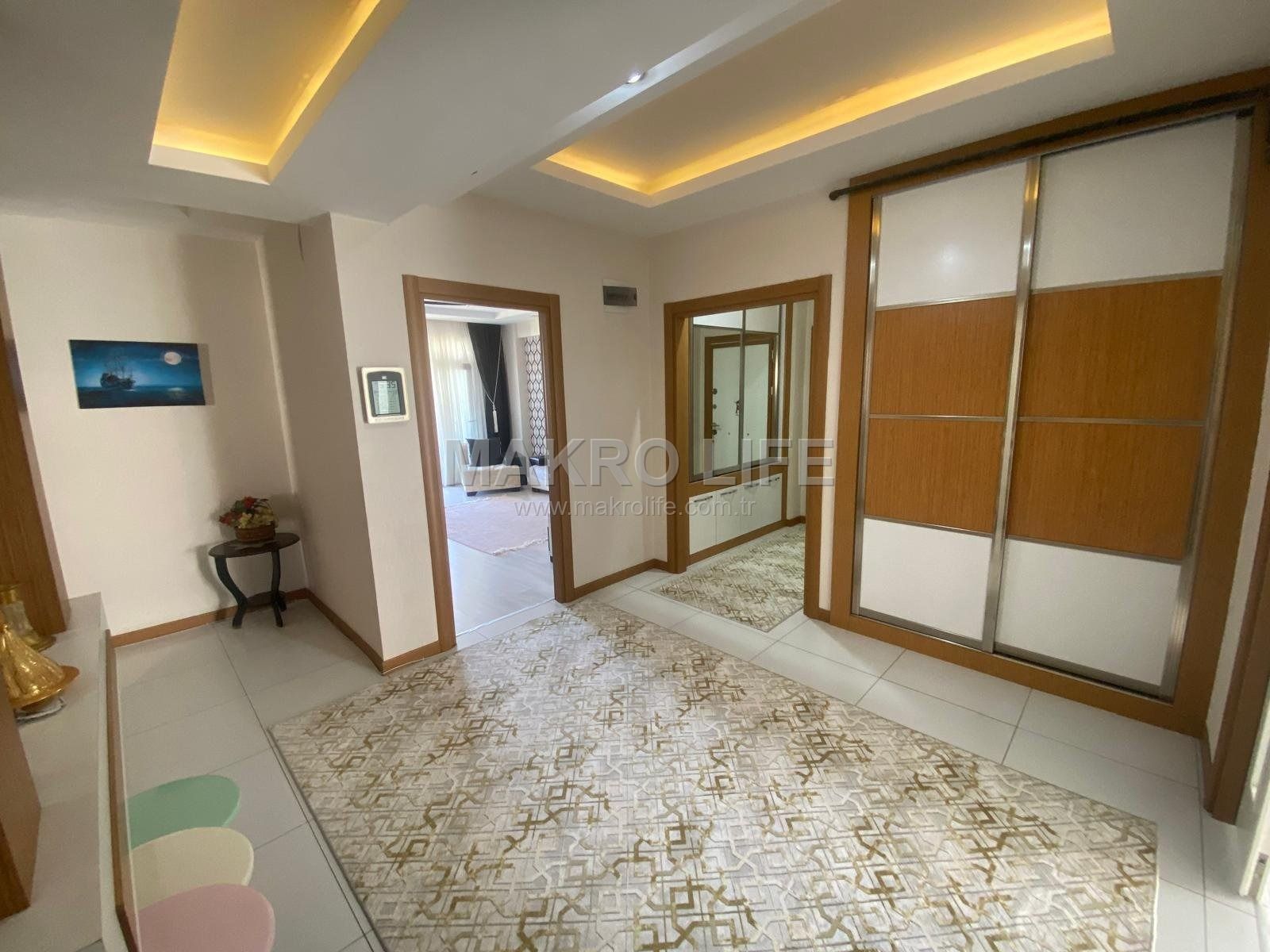 ARAM TİGRAN CADDESİNDE ACİL SATILIK 4+1 DAİRE