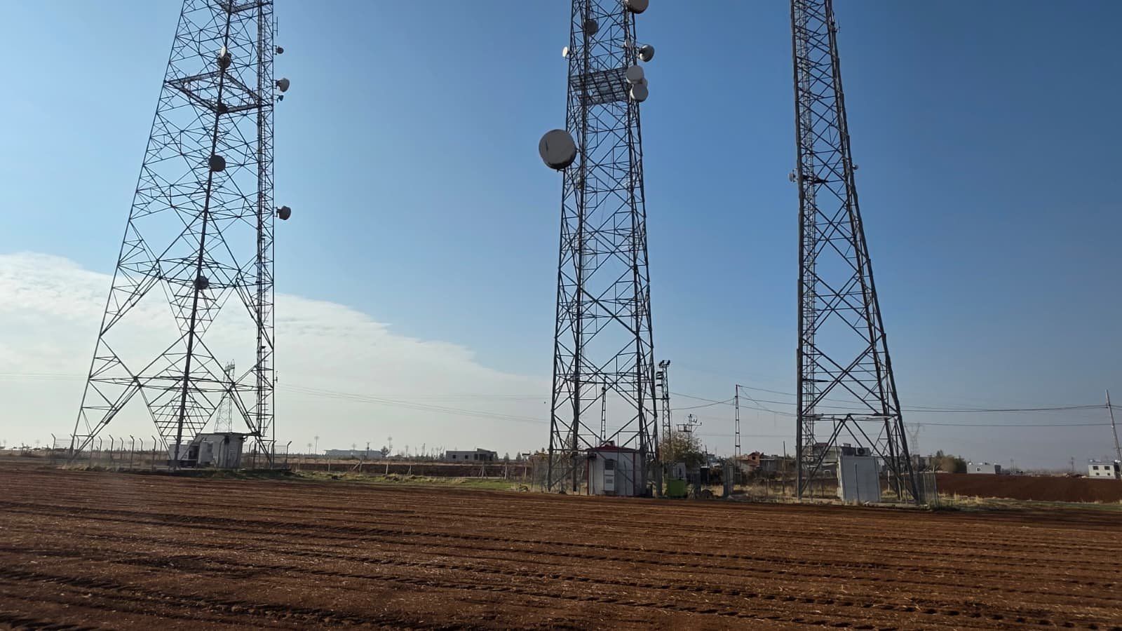 DİYARBAKIR ÇINAR YOLU ÜZERİ BEŞPINAR KARŞISINDA ANA YOL ÜZERİ ASFALTA SIFIR