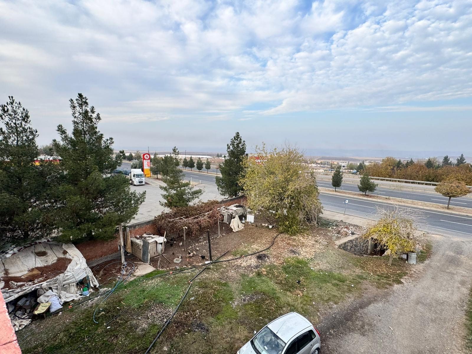 DİYARBAKIR ÇINAR YOLU ÜZERİ BEŞPINAR KARŞISINDA ANA YOL ÜZERİ ASFALTA SIFIR
