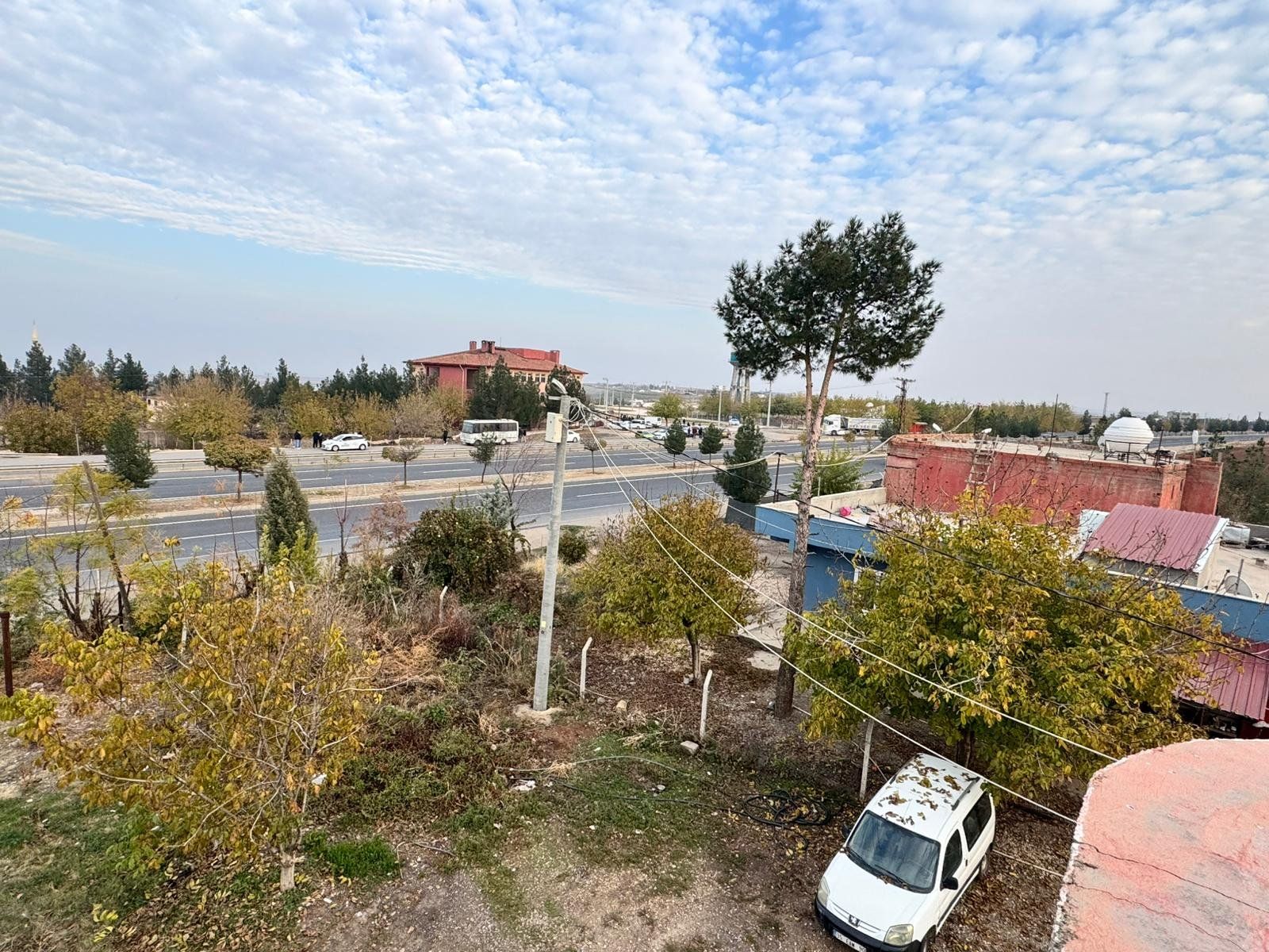 DİYARBAKIR ÇINAR YOLU ÜZERİ BEŞPINAR KARŞISINDA ANA YOL ÜZERİ ASFALTA SIFIR