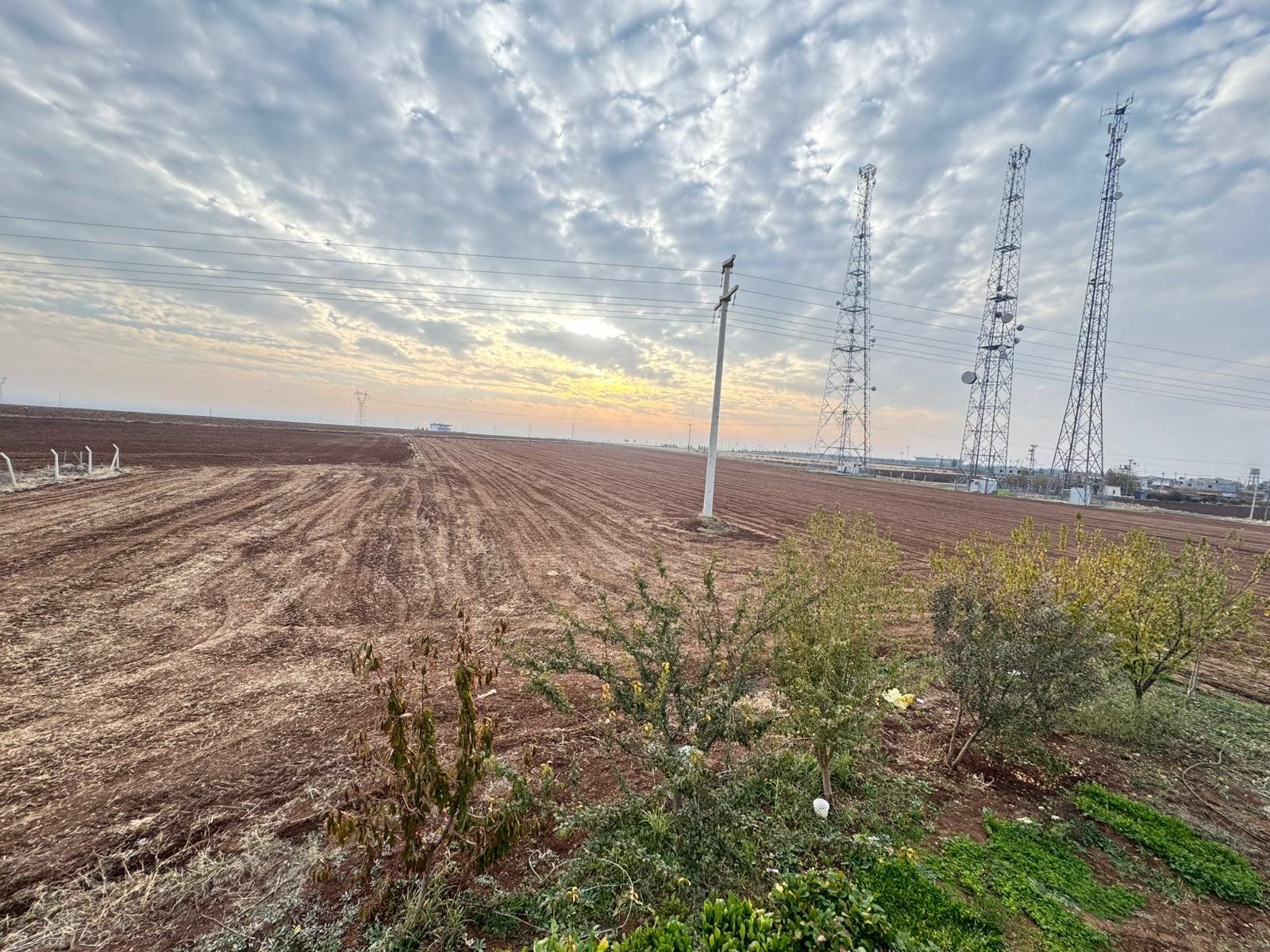 DİYARBAKIR ÇINAR YOLU ÜZERİ BEŞPINAR KARŞISINDA ANA YOL ÜZERİ ASFALTA SIFIR
