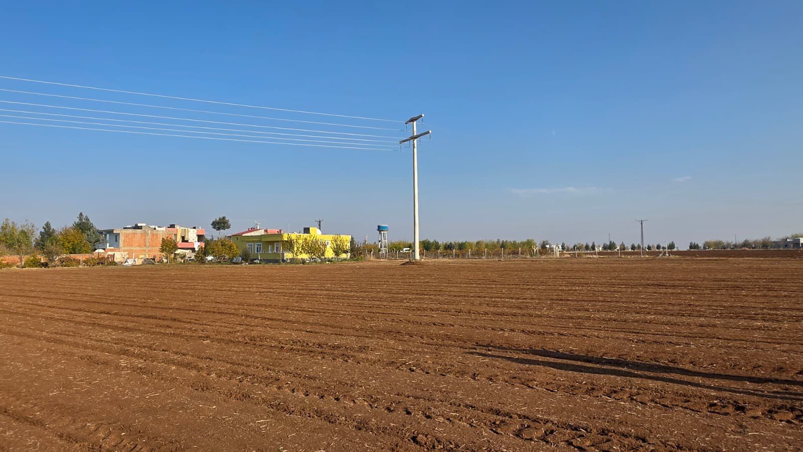 DİYARBAKIR ÇINAR YOLU ÜZERİ BEŞPINAR KARŞISINDA ANA YOL ÜZERİ ASFALTA SIFIR