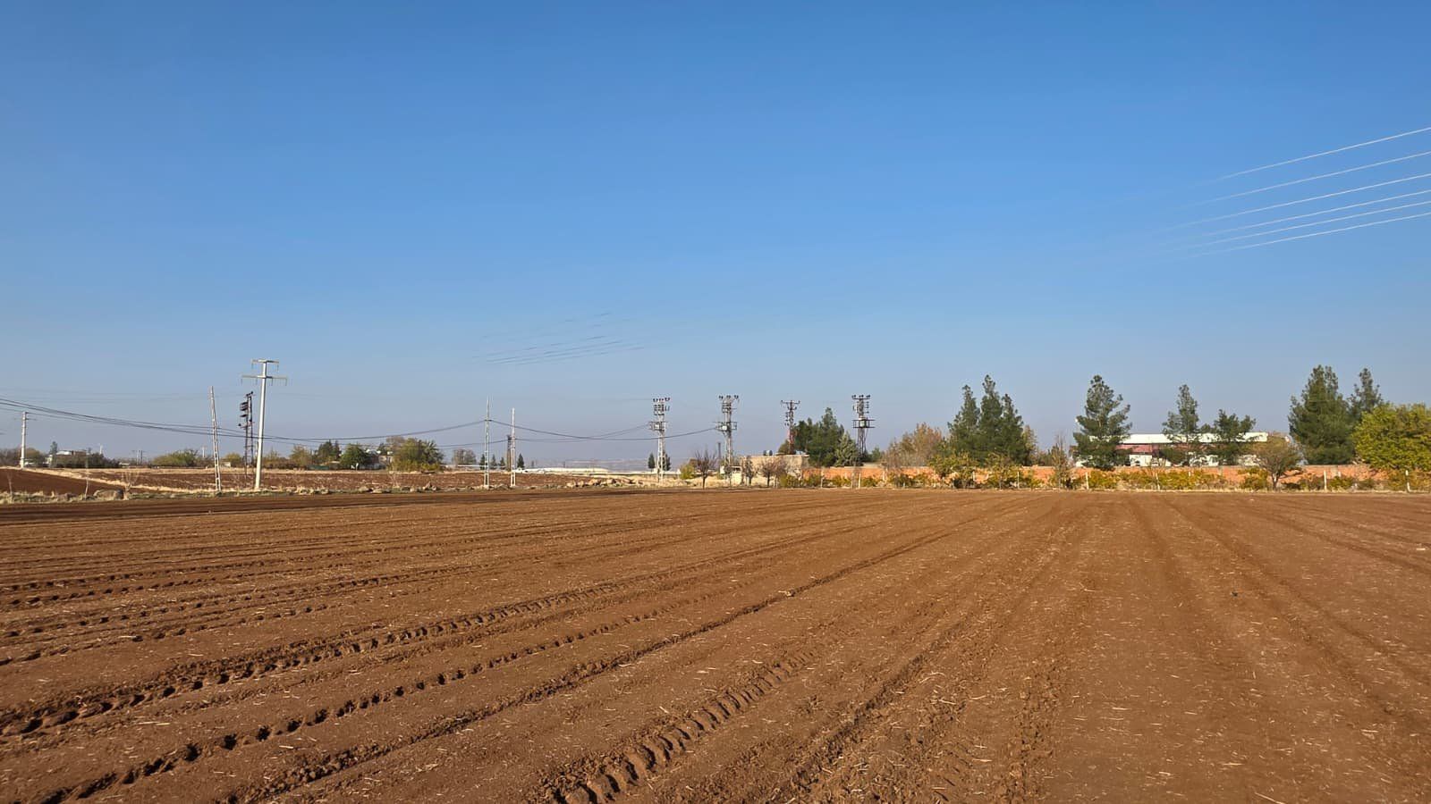 DİYARBAKIR ÇINAR YOLU ÜZERİ BEŞPINAR KARŞISINDA ANA YOL ÜZERİ ASFALTA SIFIR