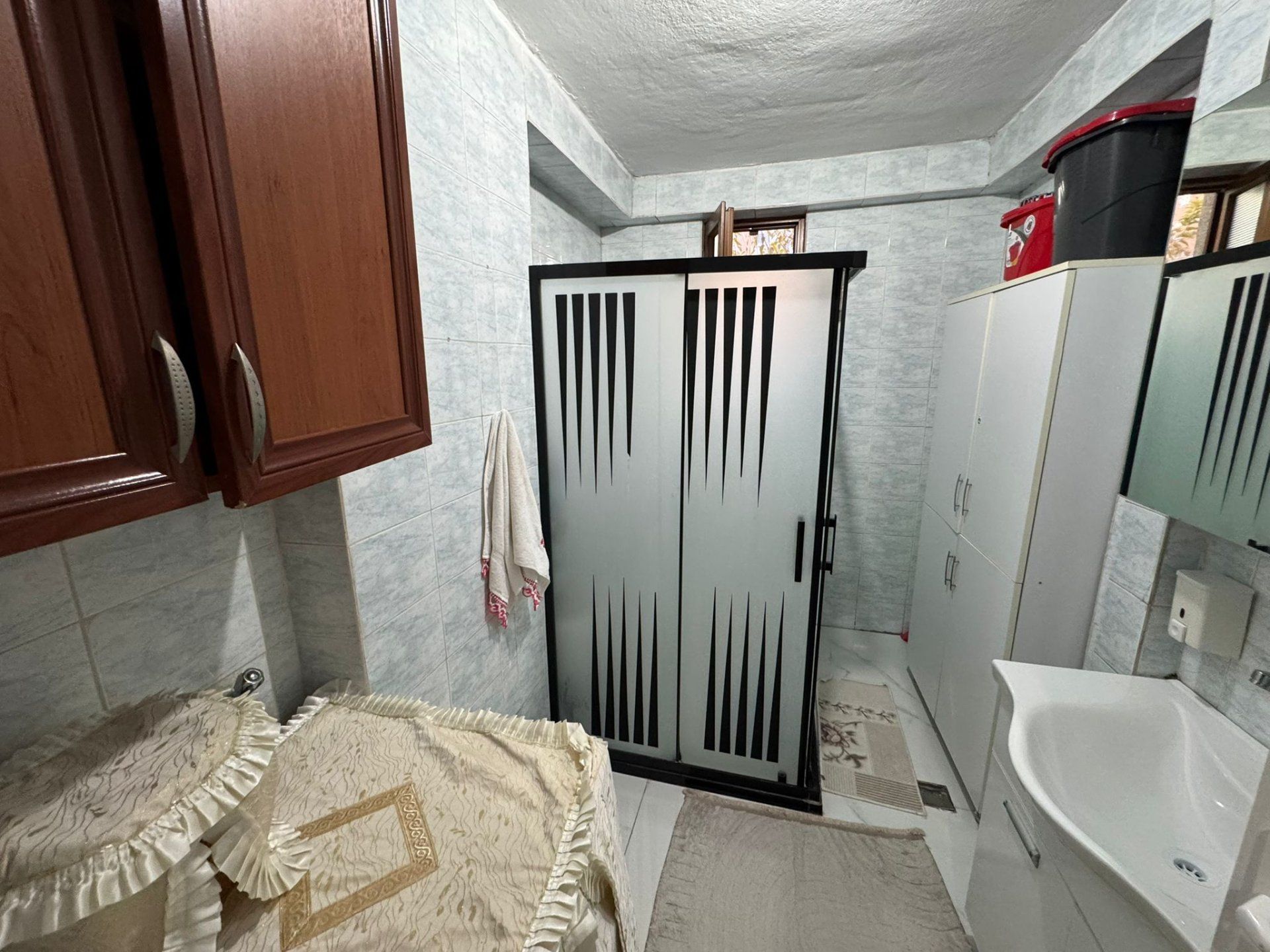 HUZUREVLERİ ÇÜNGÜŞLÜLER YAS EVİ ÜSTÜ SATILIK 3+1 BAKIMLI DAİRE