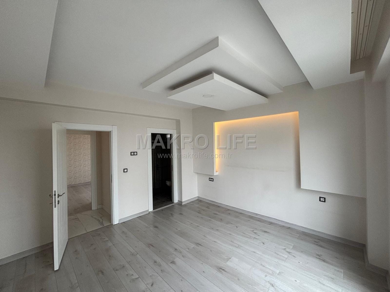 MAKRO LİFE WİNSTOWN CIVARI ADLİ TIP ARASINDA FULL YAPILI 4,5+1 DAİRE SATIYOR