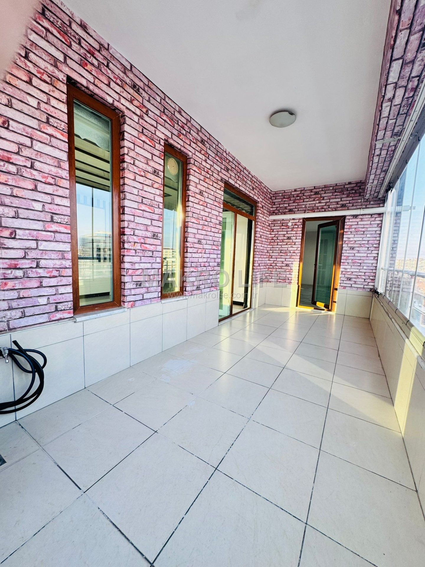 75 CADDE GİRİŞİNDE TAŞINMAYA HAZIR HAVUZLU 4.5+1 SATILIK DAİRE