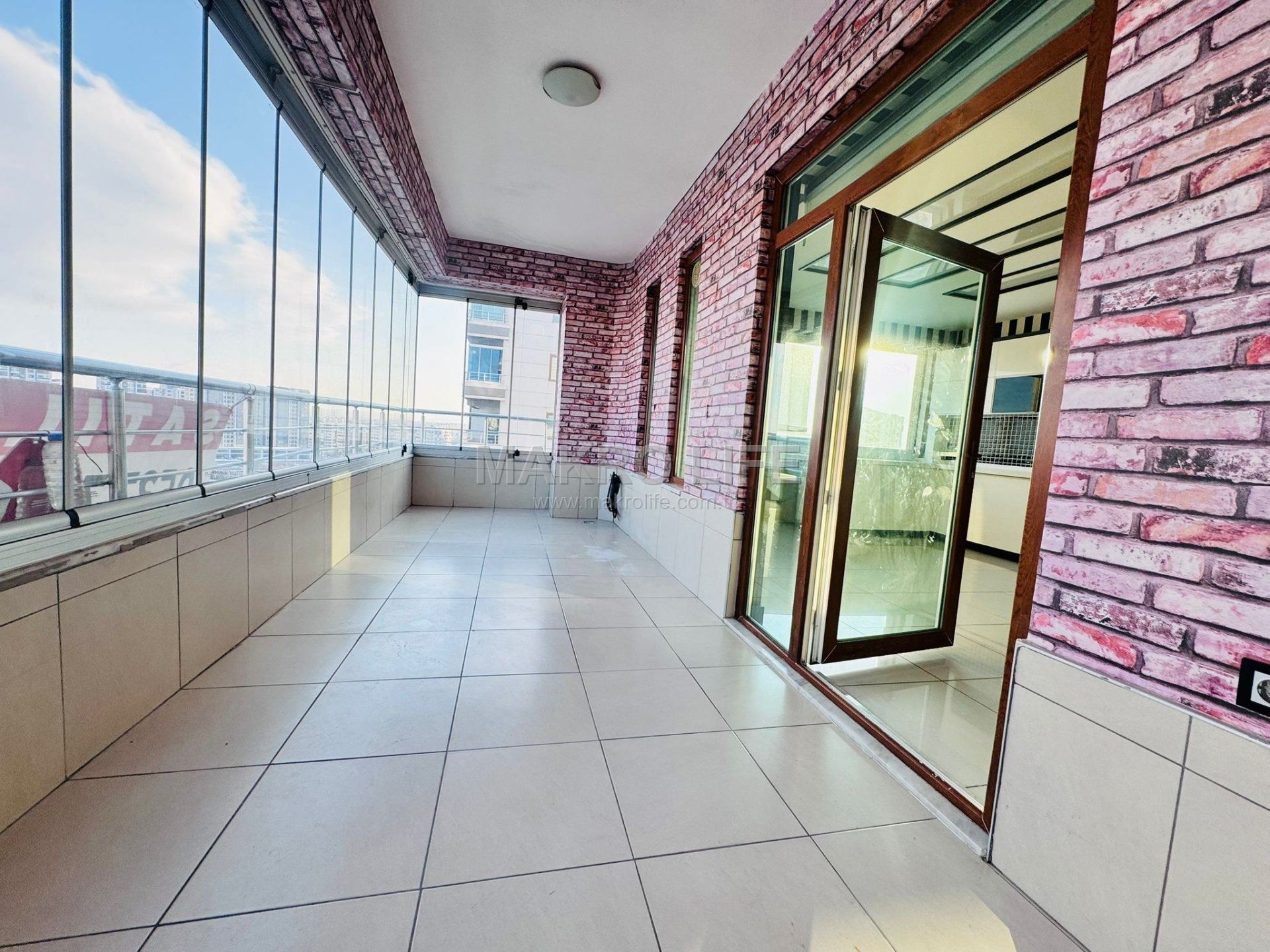 75 CADDE GİRİŞİNDE TAŞINMAYA HAZIR HAVUZLU 4.5+1 SATILIK DAİRE