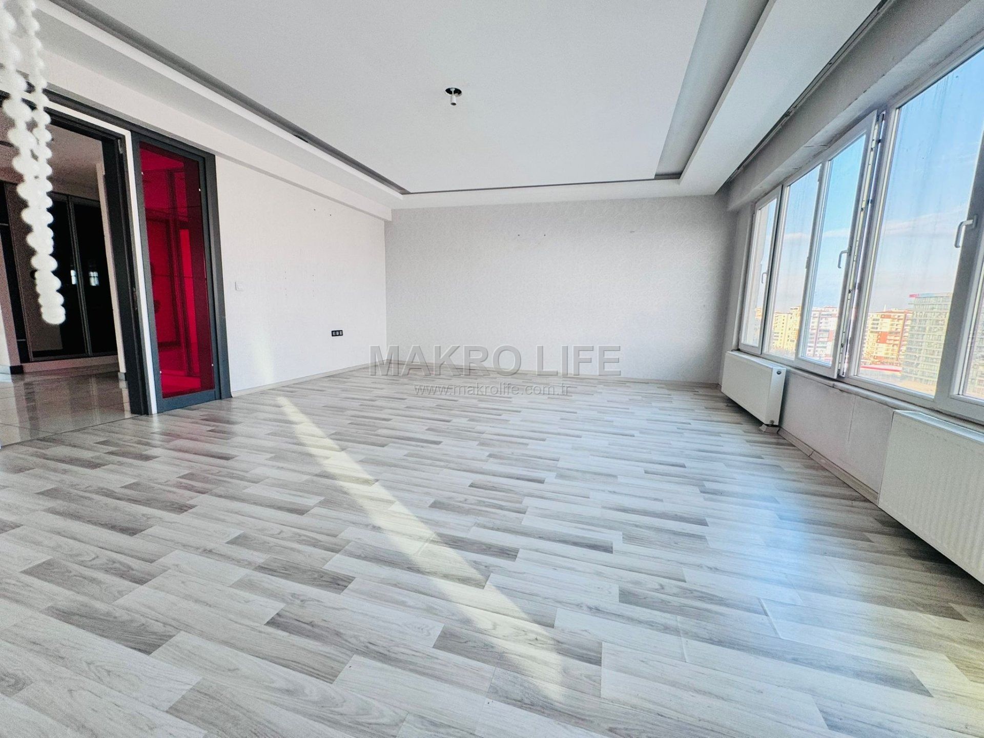 75 CADDE GİRİŞİNDE TAŞINMAYA HAZIR HAVUZLU 4.5+1 SATILIK DAİRE