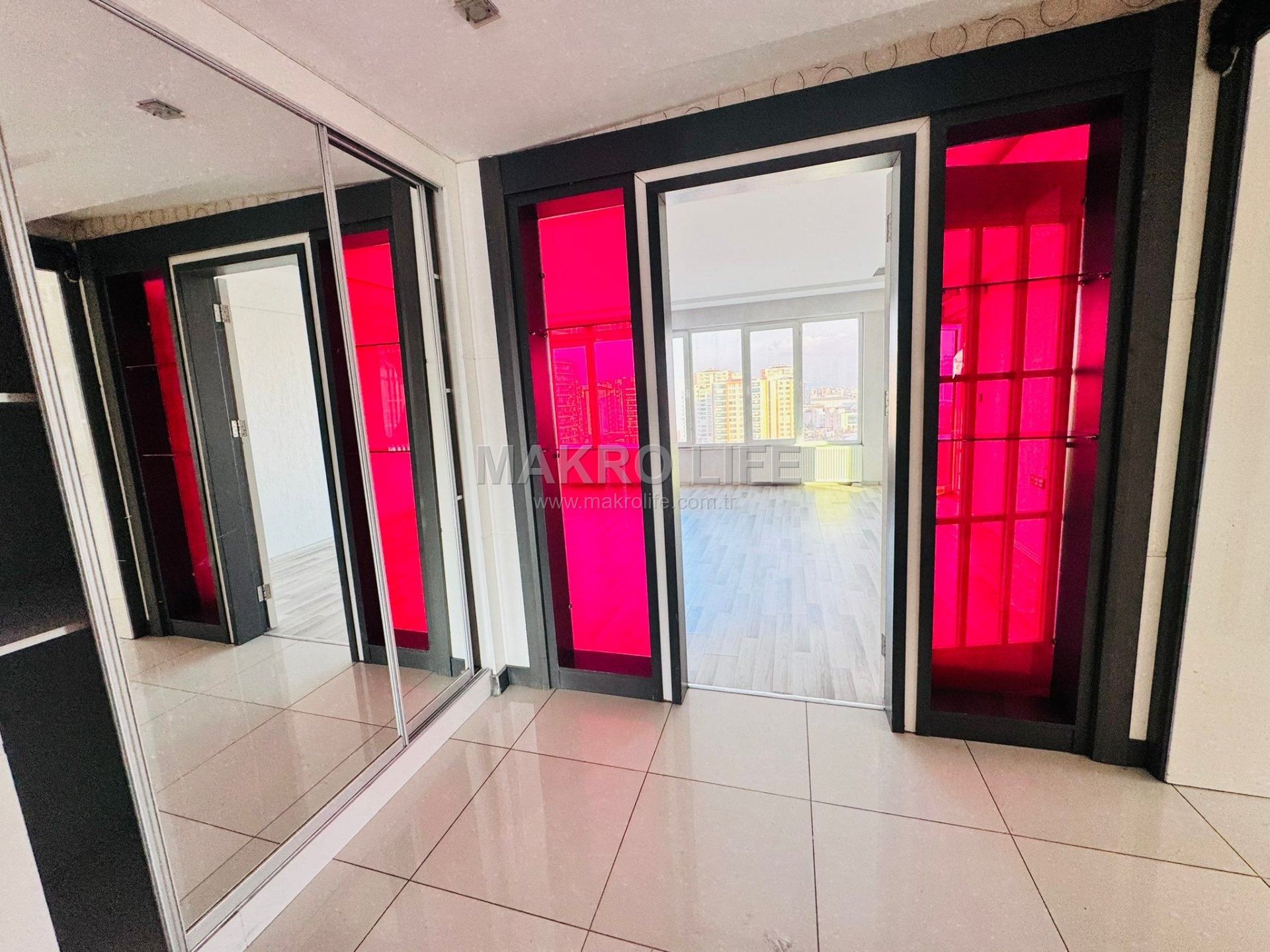 75 CADDE GİRİŞİNDE TAŞINMAYA HAZIR HAVUZLU 4.5+1 SATILIK DAİRE